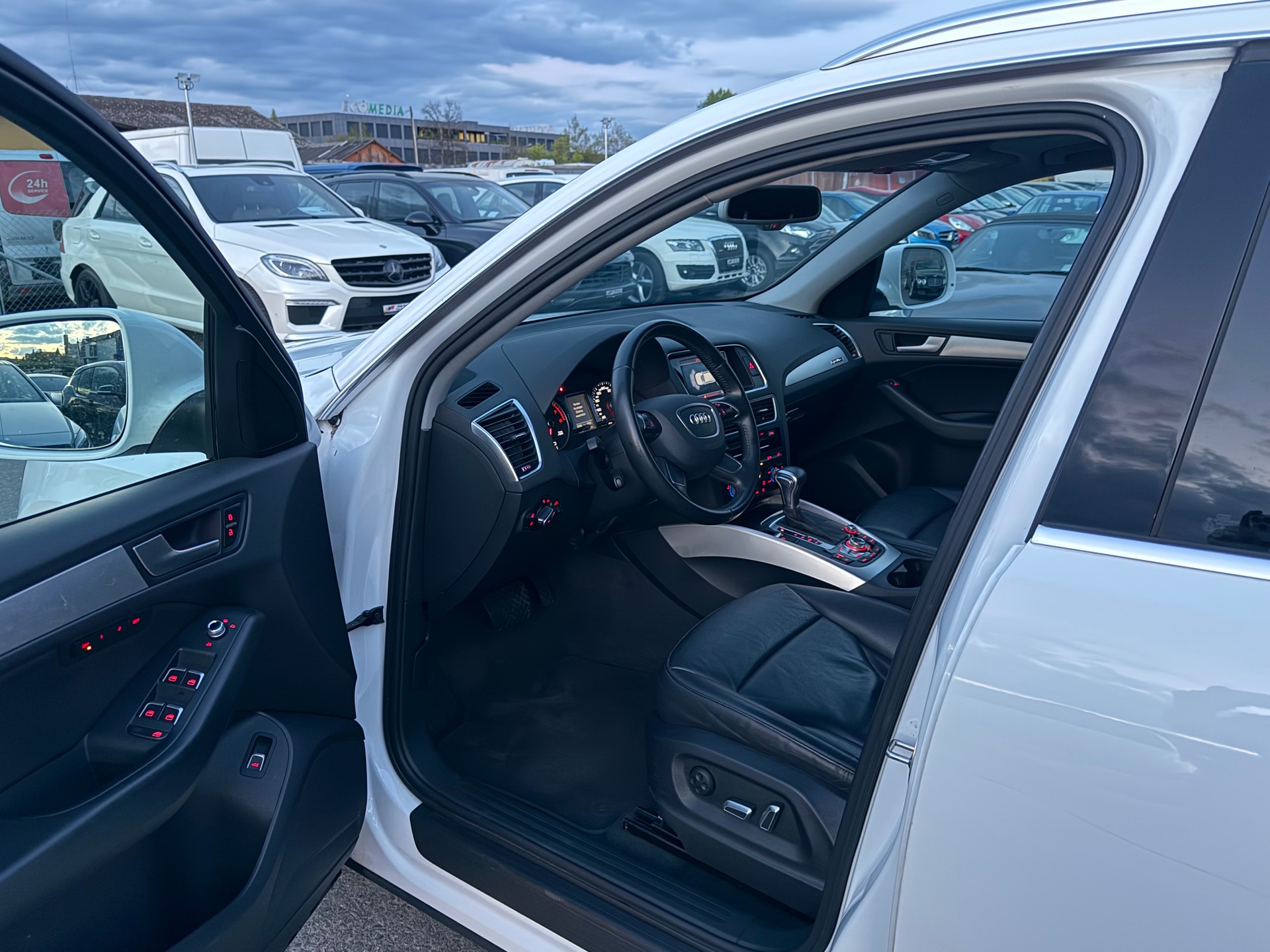 AUDI AUDI Q5 2.0 TFSI quattro tiptronic / Frisch ab MFK & Service / 1 Jahr Garantie / Panoramadach / Leder / Navigation-image-9