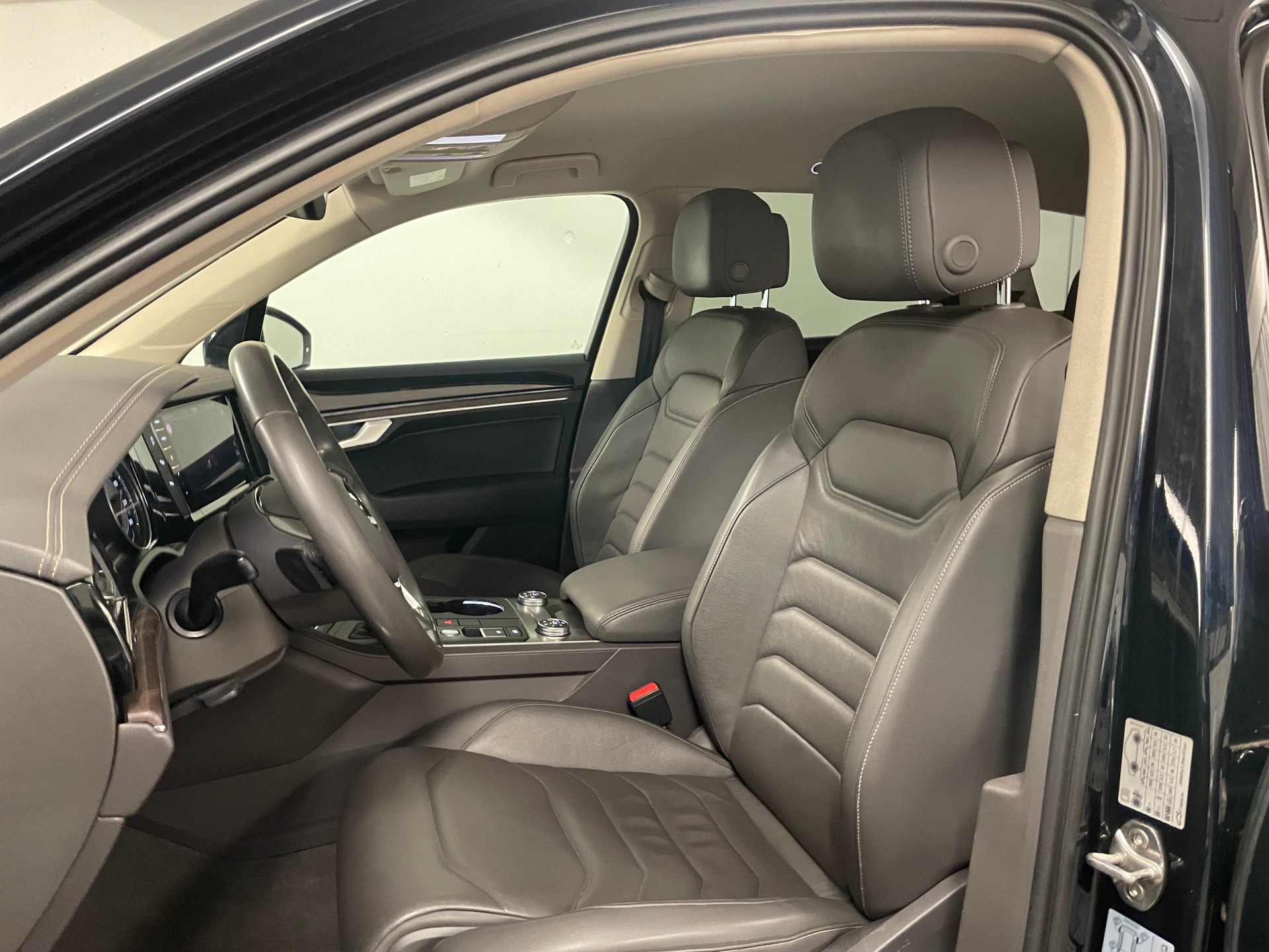 VW Touareg 3.0 TDI Atmosphere Tiptronic-image-13