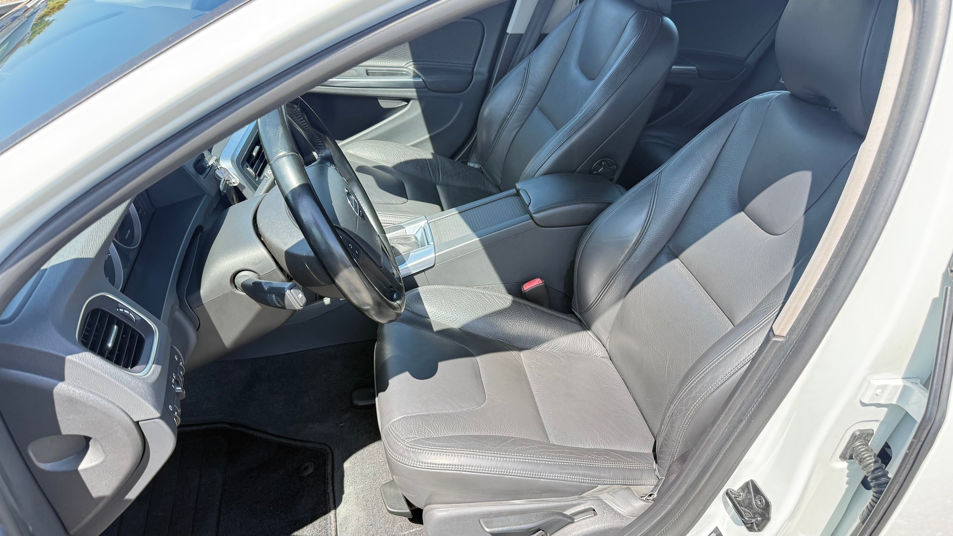 VOLVO V60 T4 Kinetic Powershift-image-3