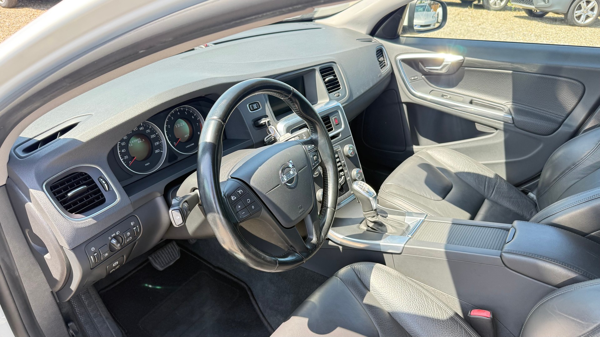 VOLVO V60 T4 Kinetic Powershift-image-2