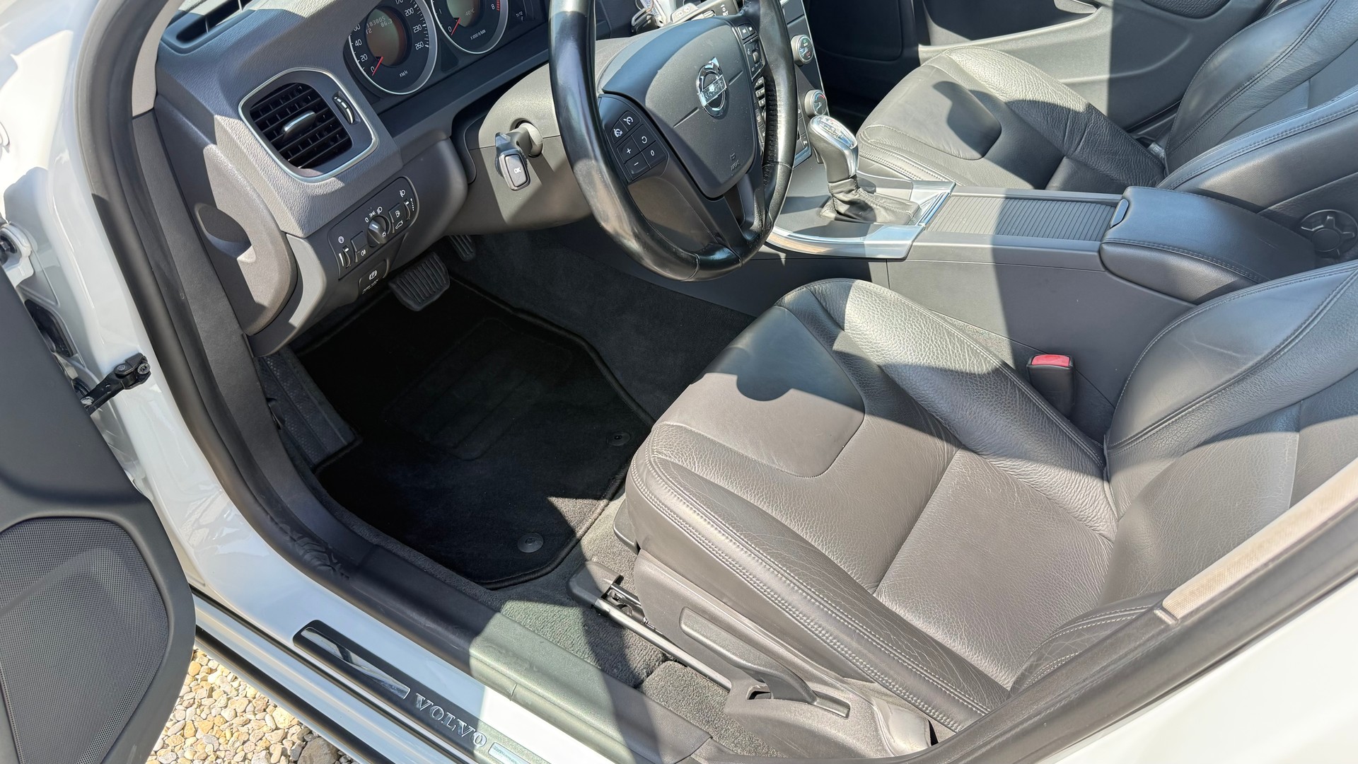 VOLVO V60 T4 Kinetic Powershift-image-1