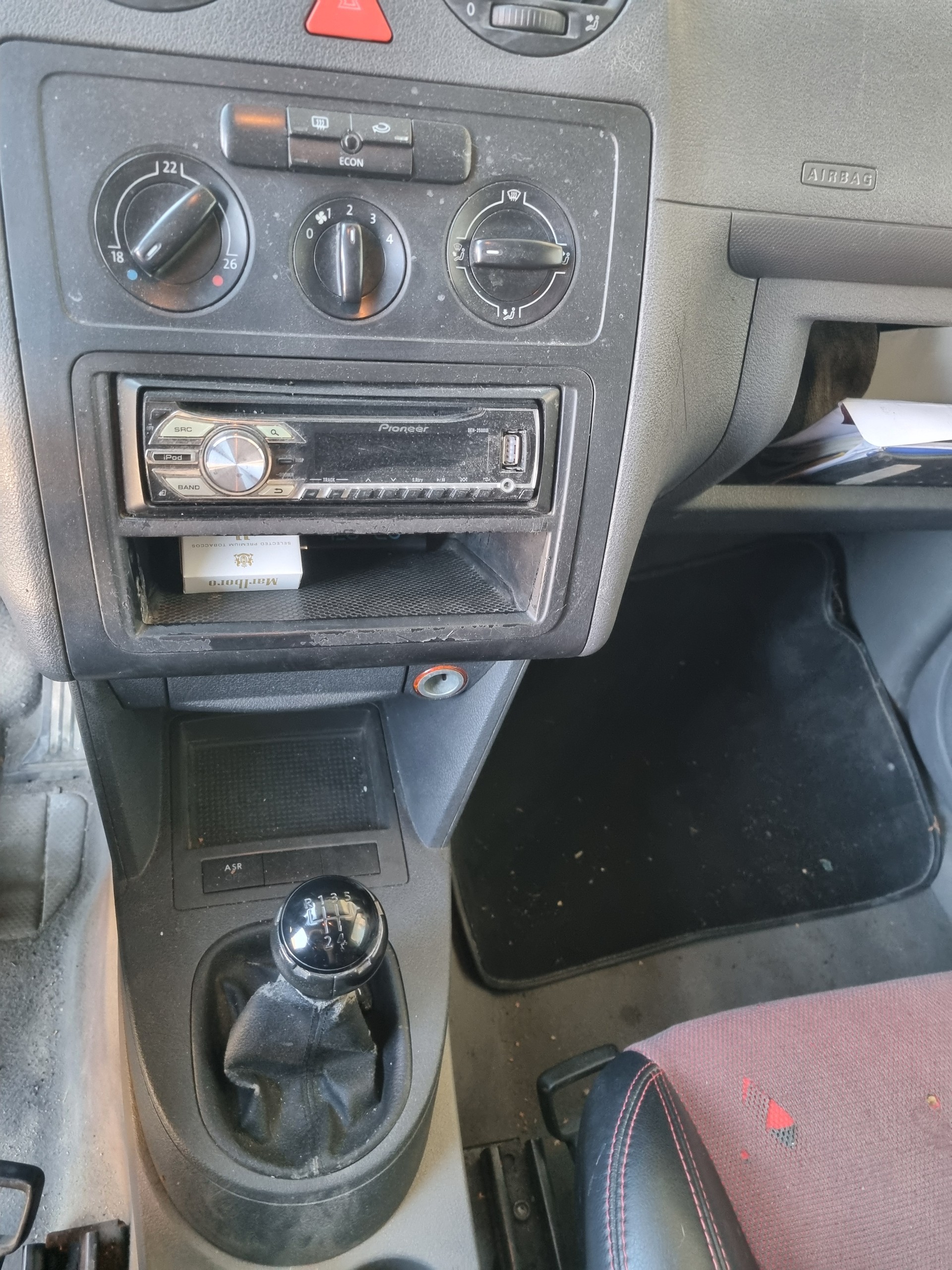 VW Caddy 1.4-image-9