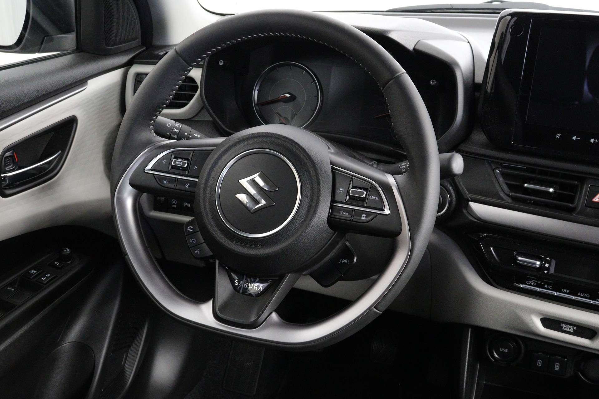 SUZUKI Swift 1.2 Sakura Top Hybrid 4x4-image-4