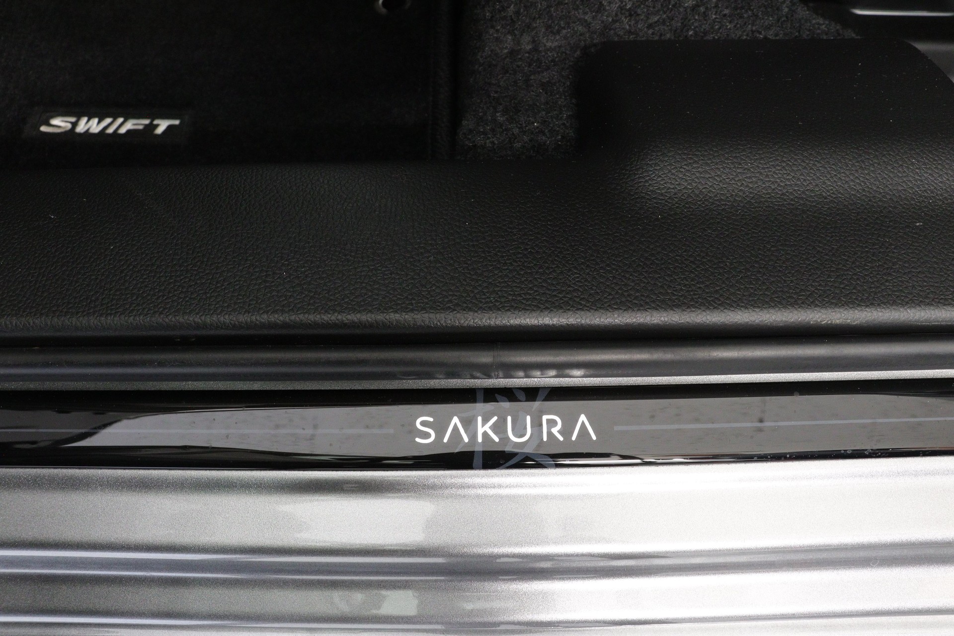 SUZUKI Swift 1.2 Sakura Top Hybrid 4x4-image-9