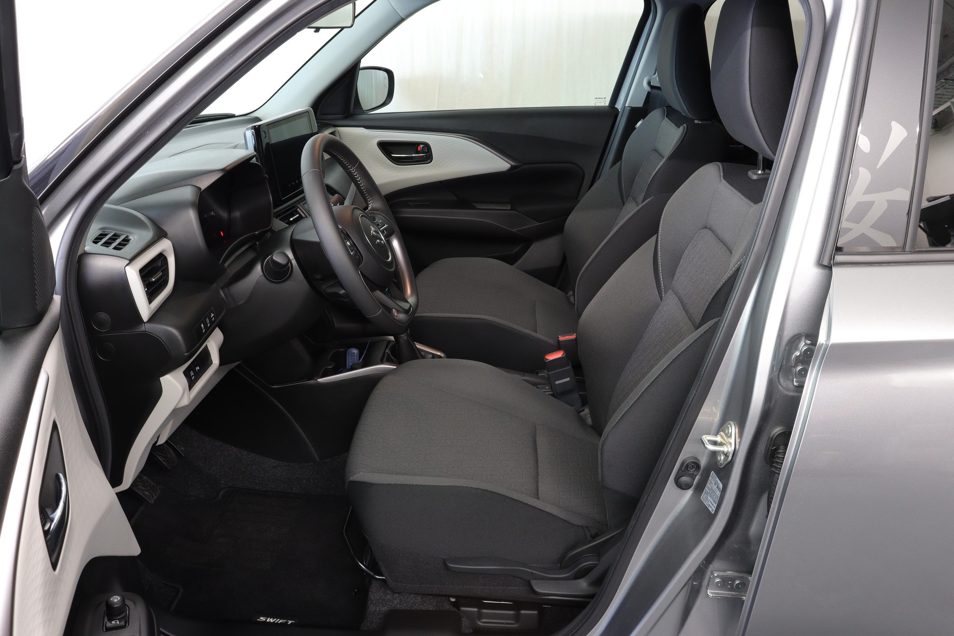 SUZUKI Swift 1.2 Sakura Top Hybrid 4x4-showroom-element-1