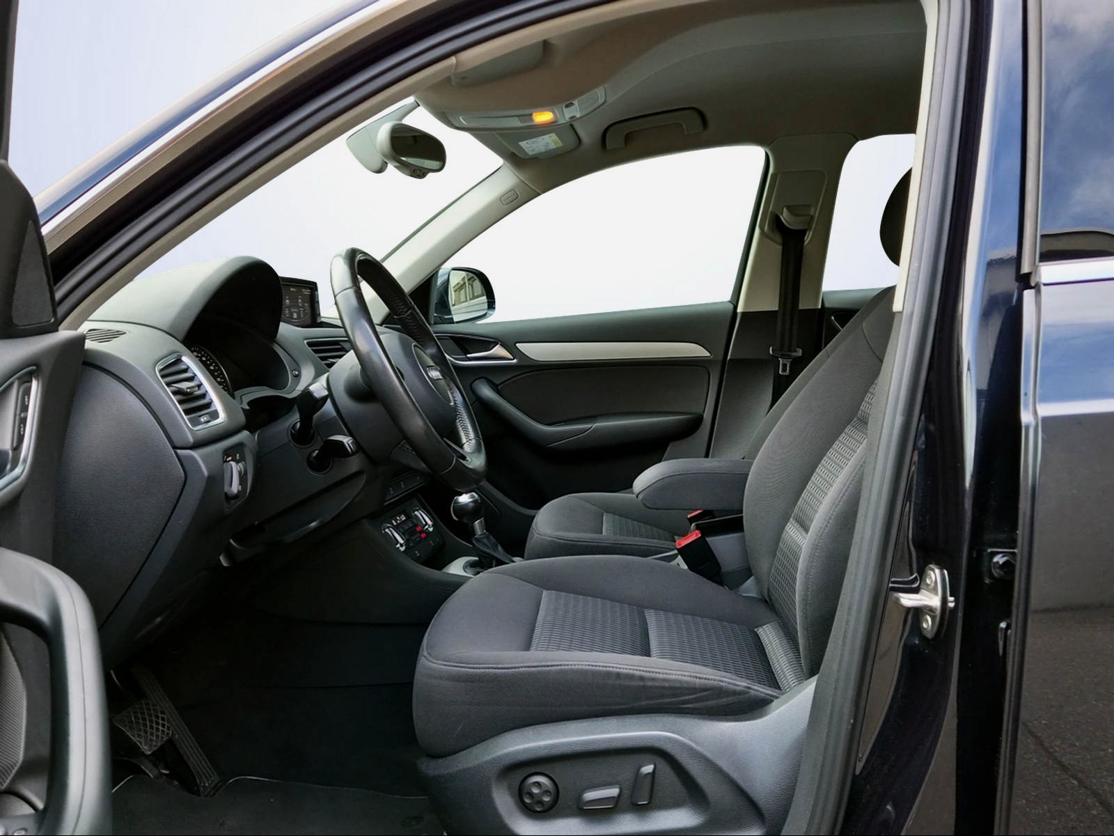 AUDI Q3 2.0 TDI quattro S-tronic-image-10