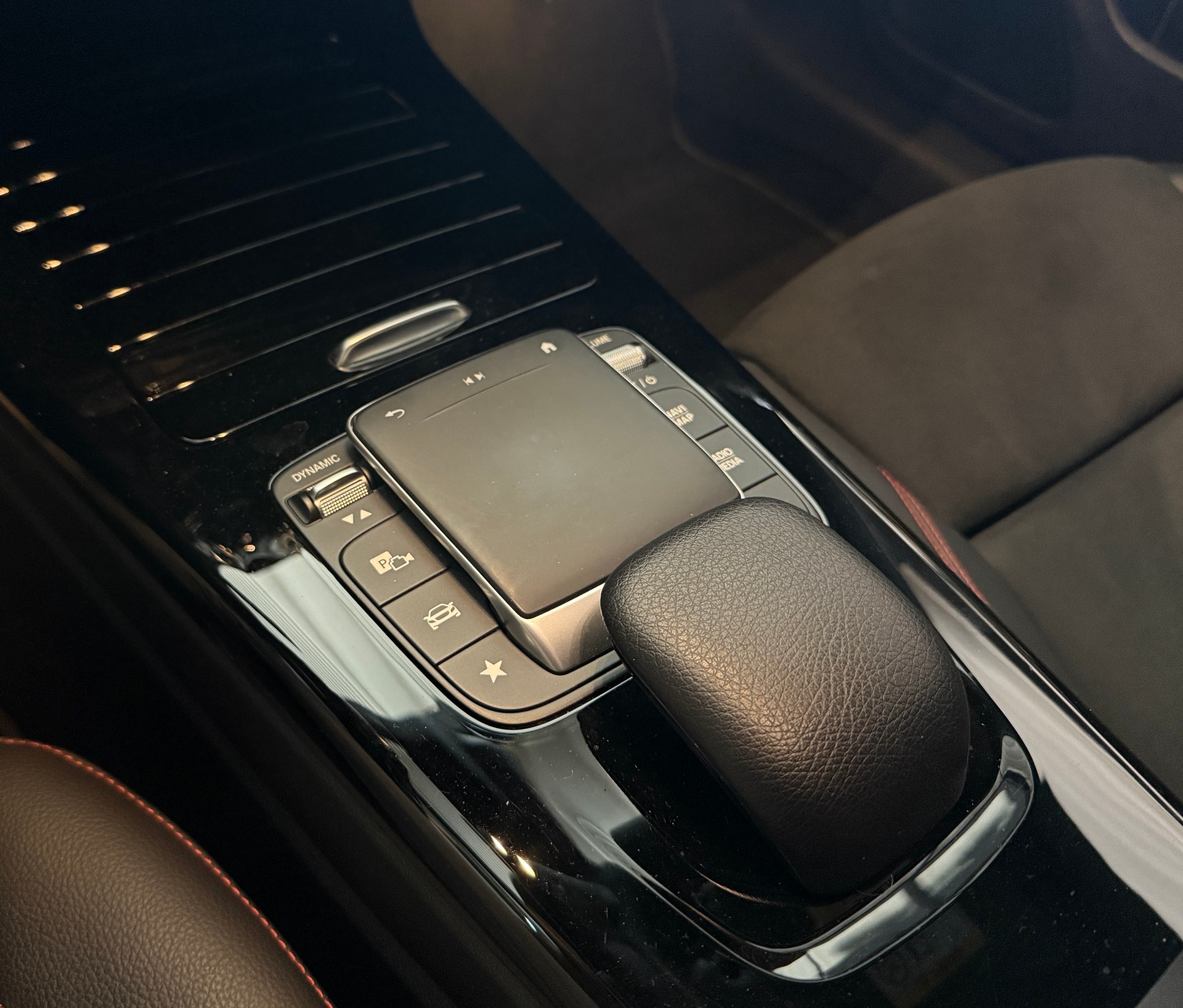 MERCEDES-BENZ CLA Shooting Brake 200 AMG Line 7G-DCT-image-11