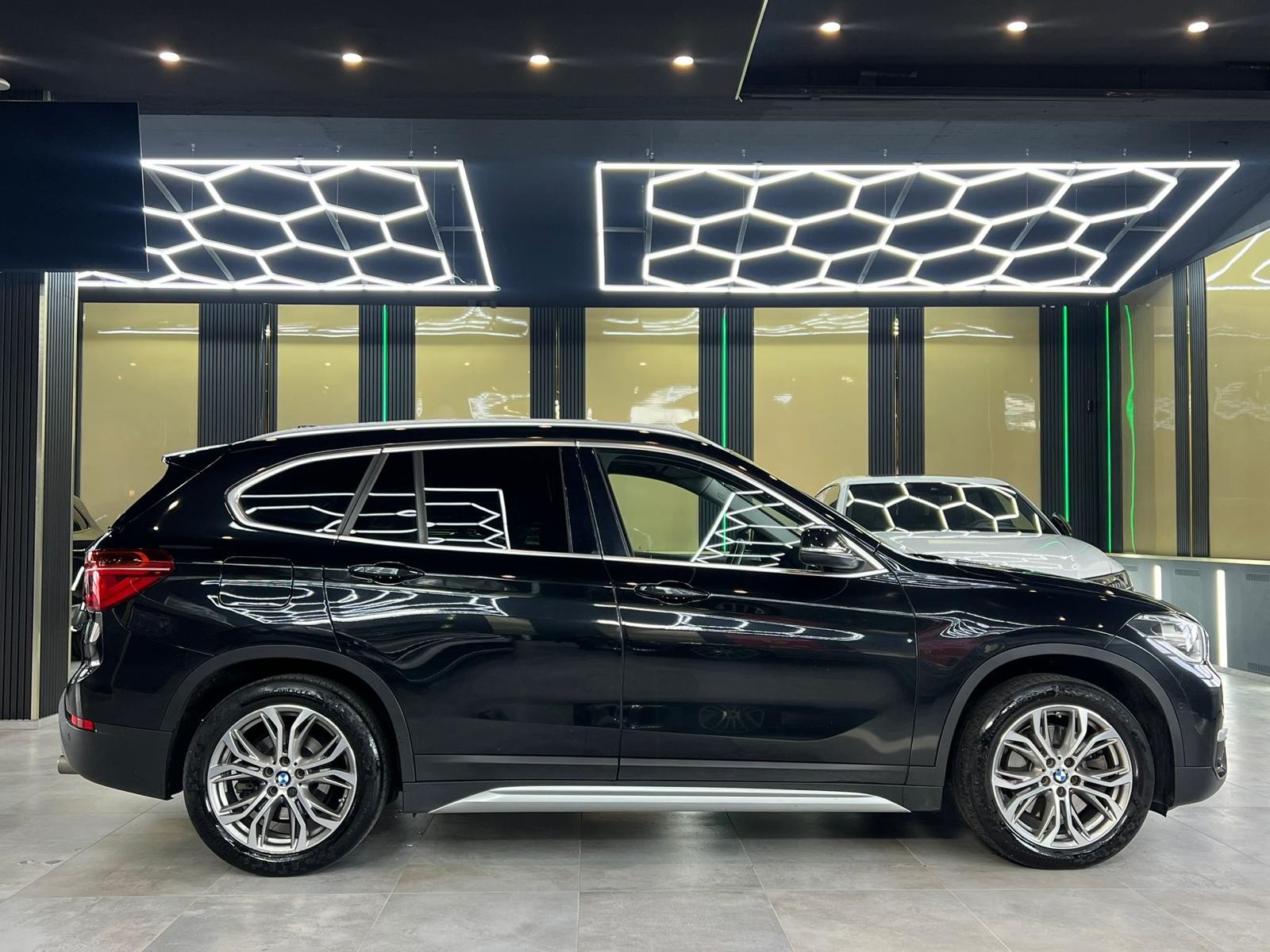 BMW X1 xDrive 25d xLine Steptronic-showroom-element-3