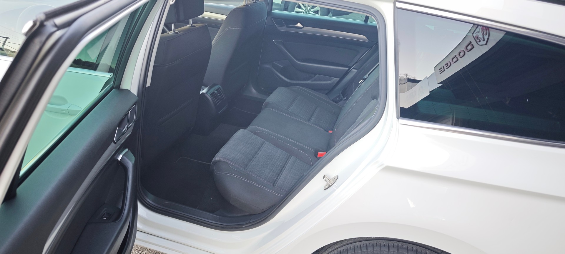 VW Passat 2.0 TDI BMT Business DSG-image-14