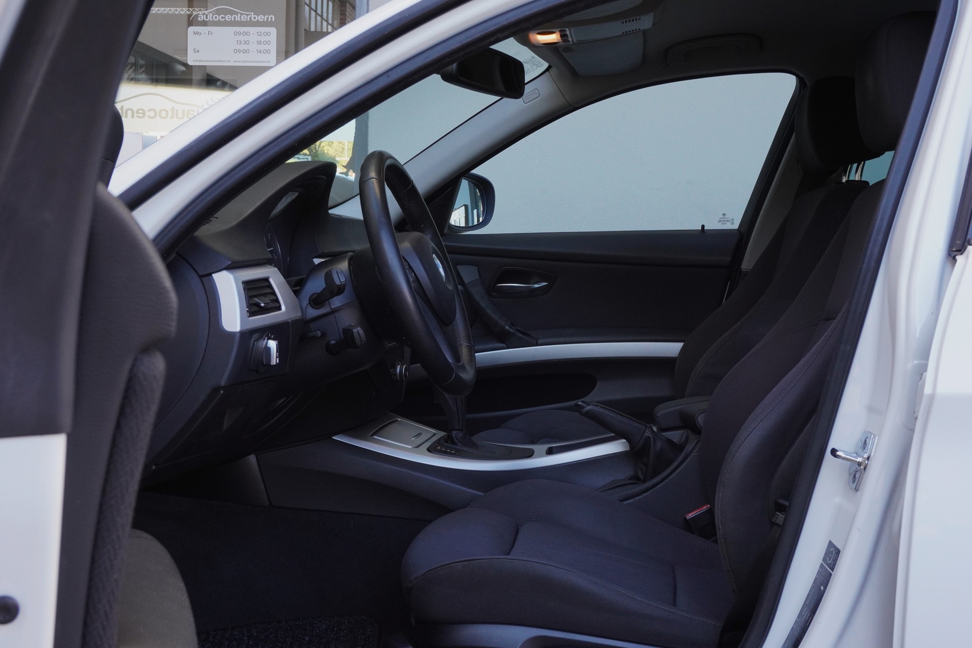 BMW 320d Touring Steptronic-image-8