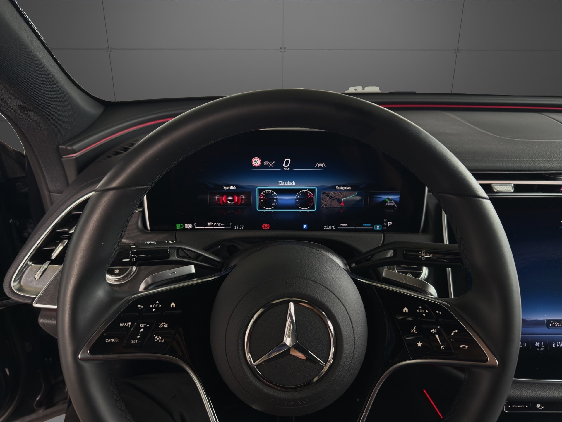 MERCEDES-BENZ E 220 d 4Matic 9G-Tronic-image-13