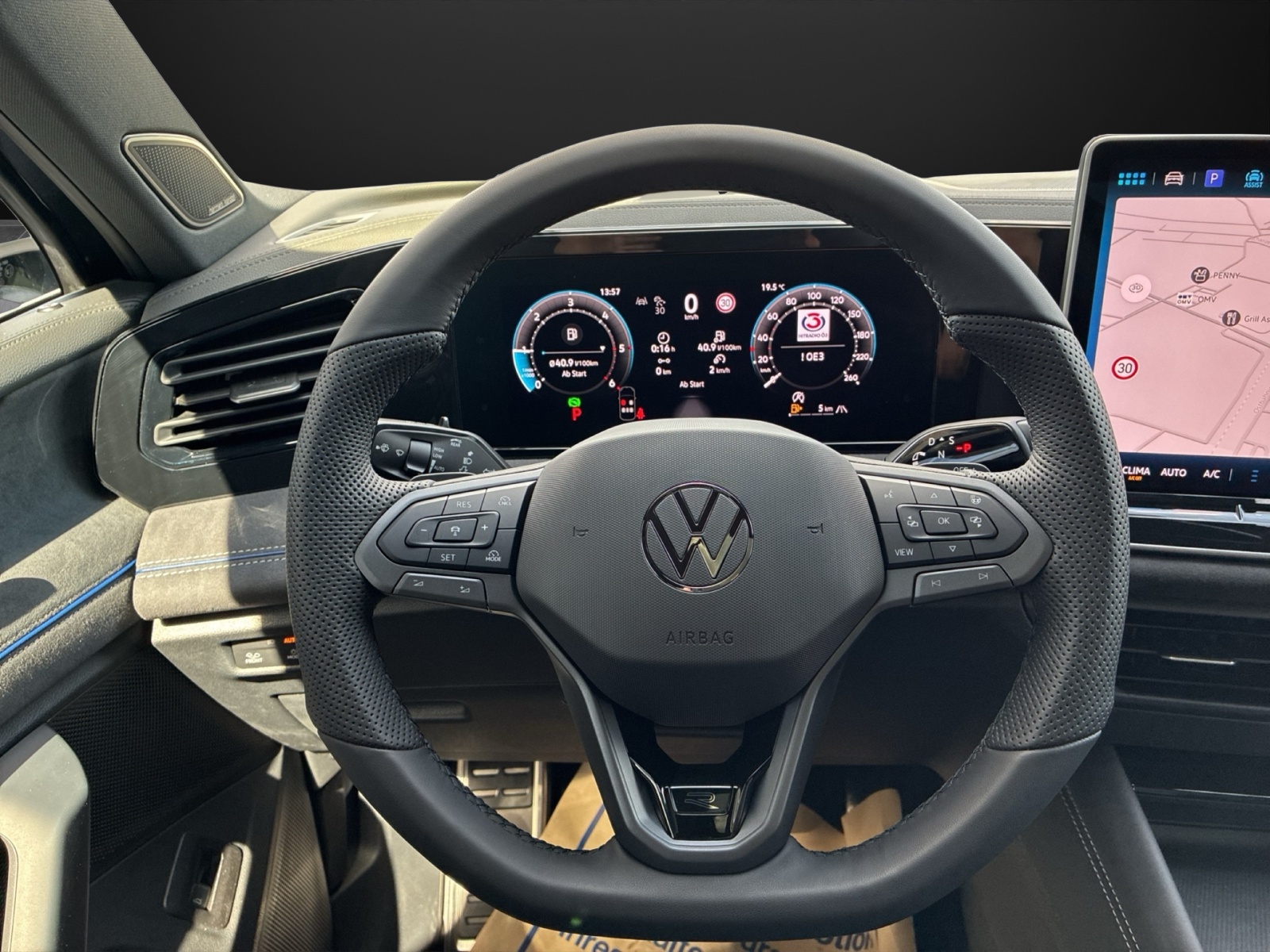VW Tiguan 2.0 TDI SCR R-Line 4Motion DSG-image-11