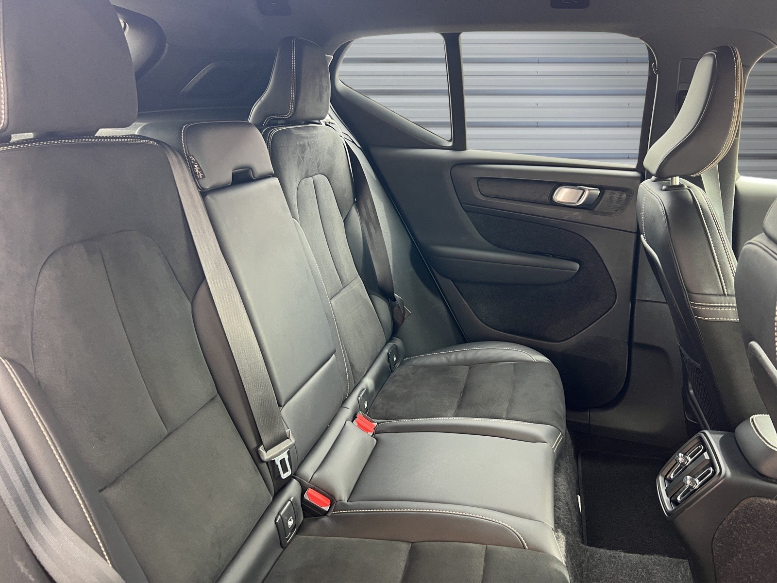 VOLVO XC40 B4 Benzin Mild Hybrid AWD R-Design Geartronic-image-13