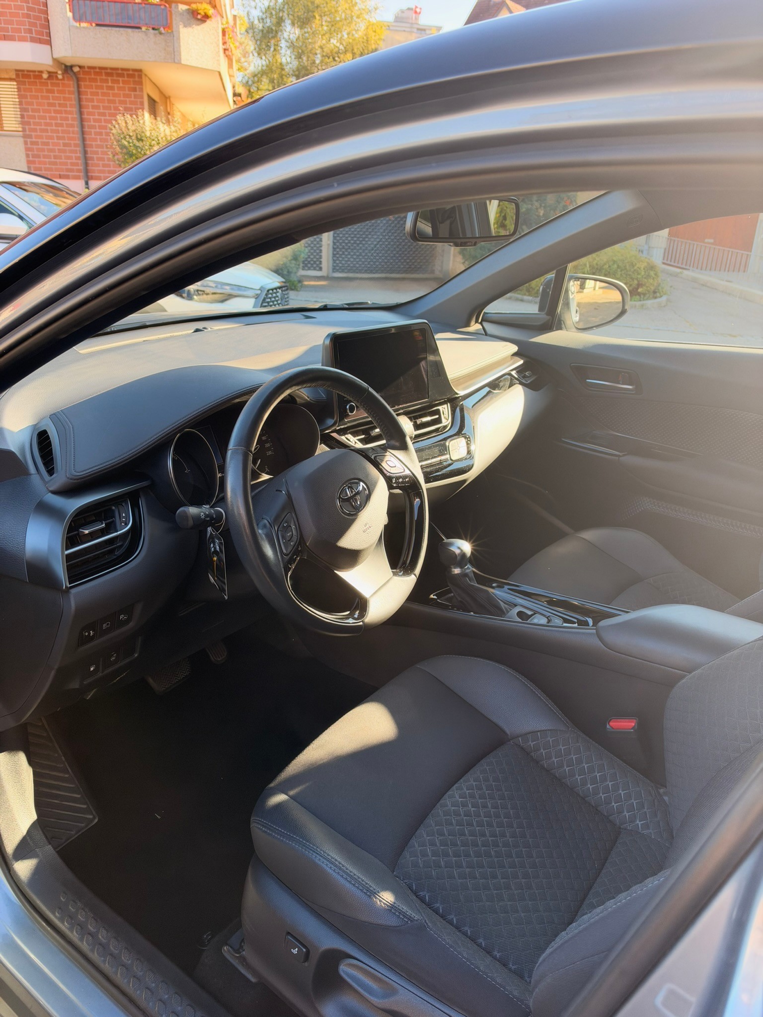TOYOTA C-HR 2.0 HSD CVT Trend-image-10