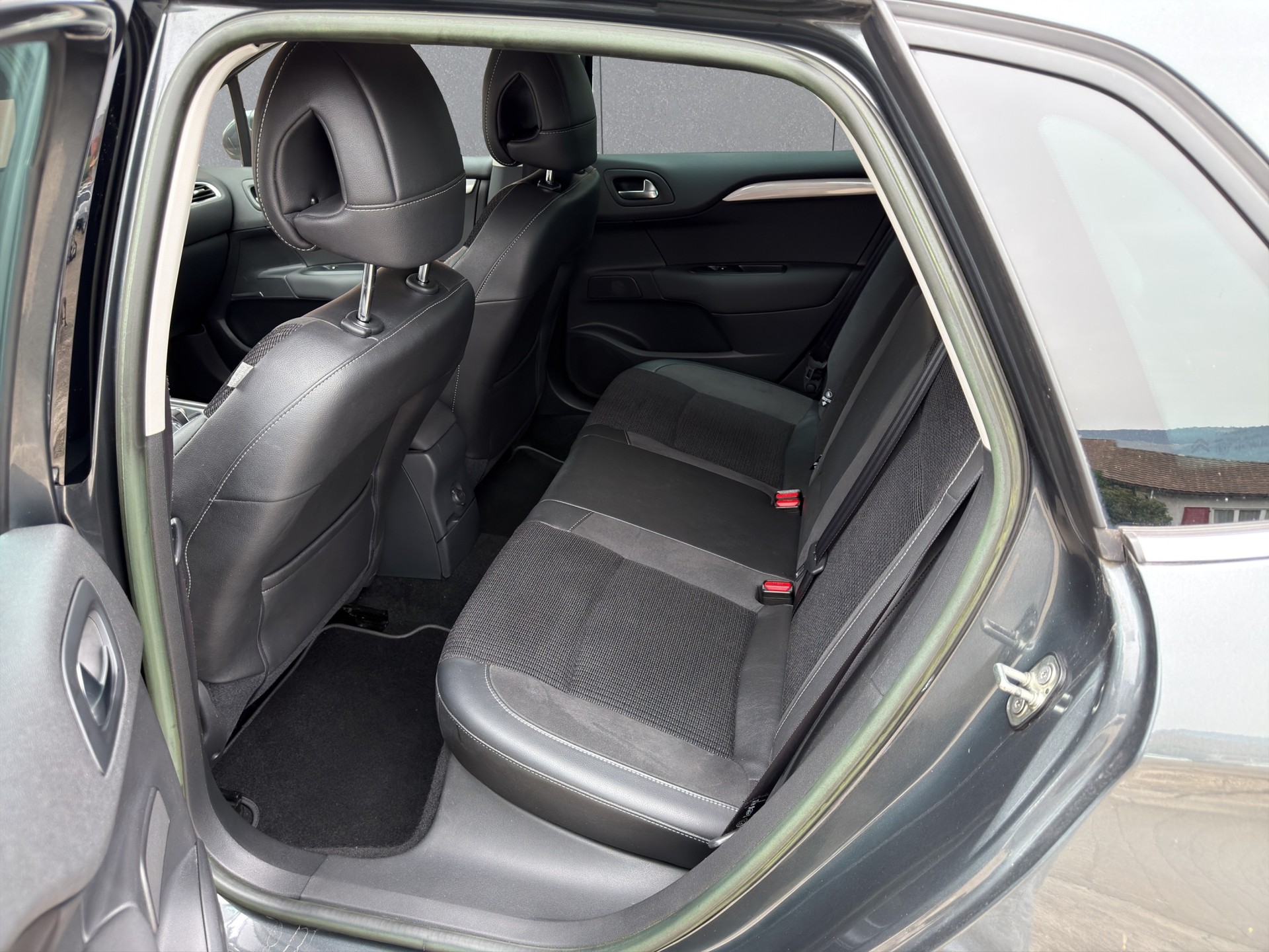CITROEN C4 Berline 1.6 THP Séduction EGS6-image-8