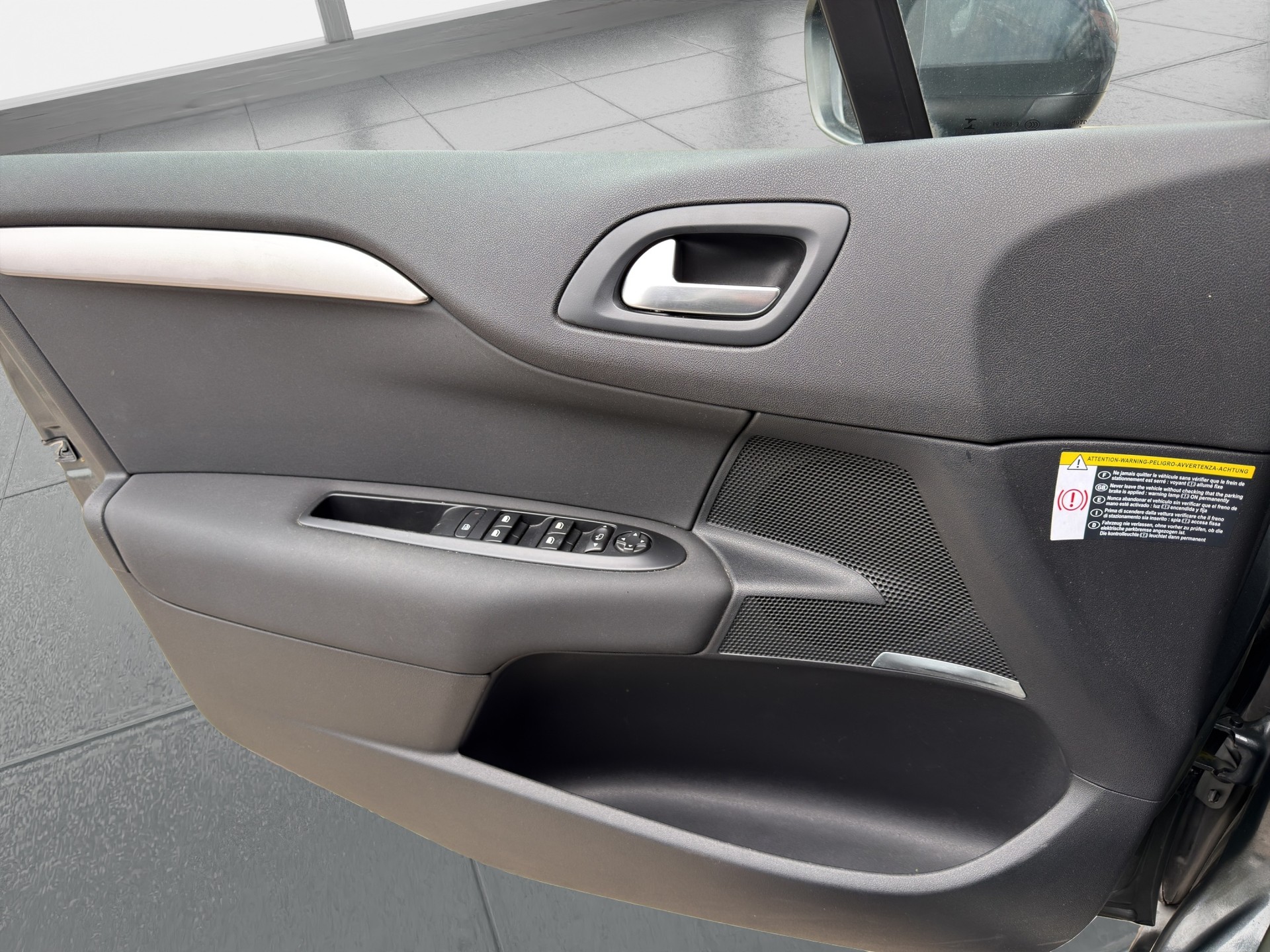 CITROEN C4 Berline 1.6 THP Séduction EGS6-image-12