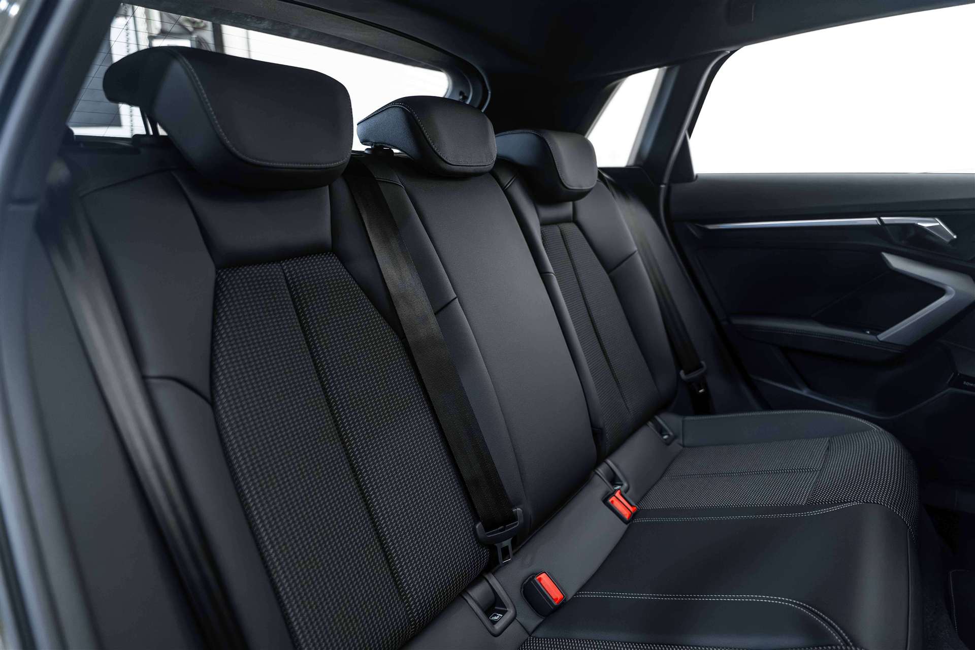AUDI AUDI A3 Sportback 35 TDi S-Line S-Tronic Automat-image-14