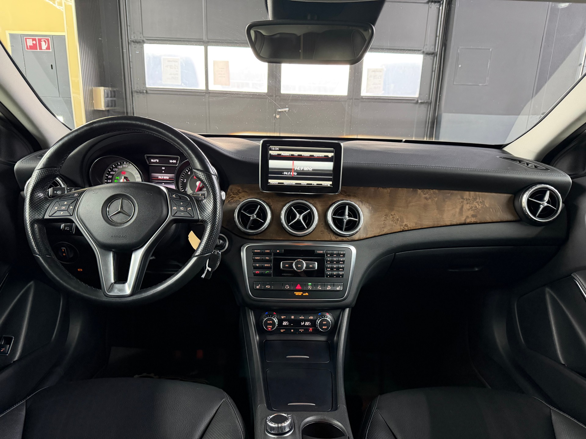 MERCEDES-BENZ GLA 250 Urban 4Matic 7G-DCT-image-12