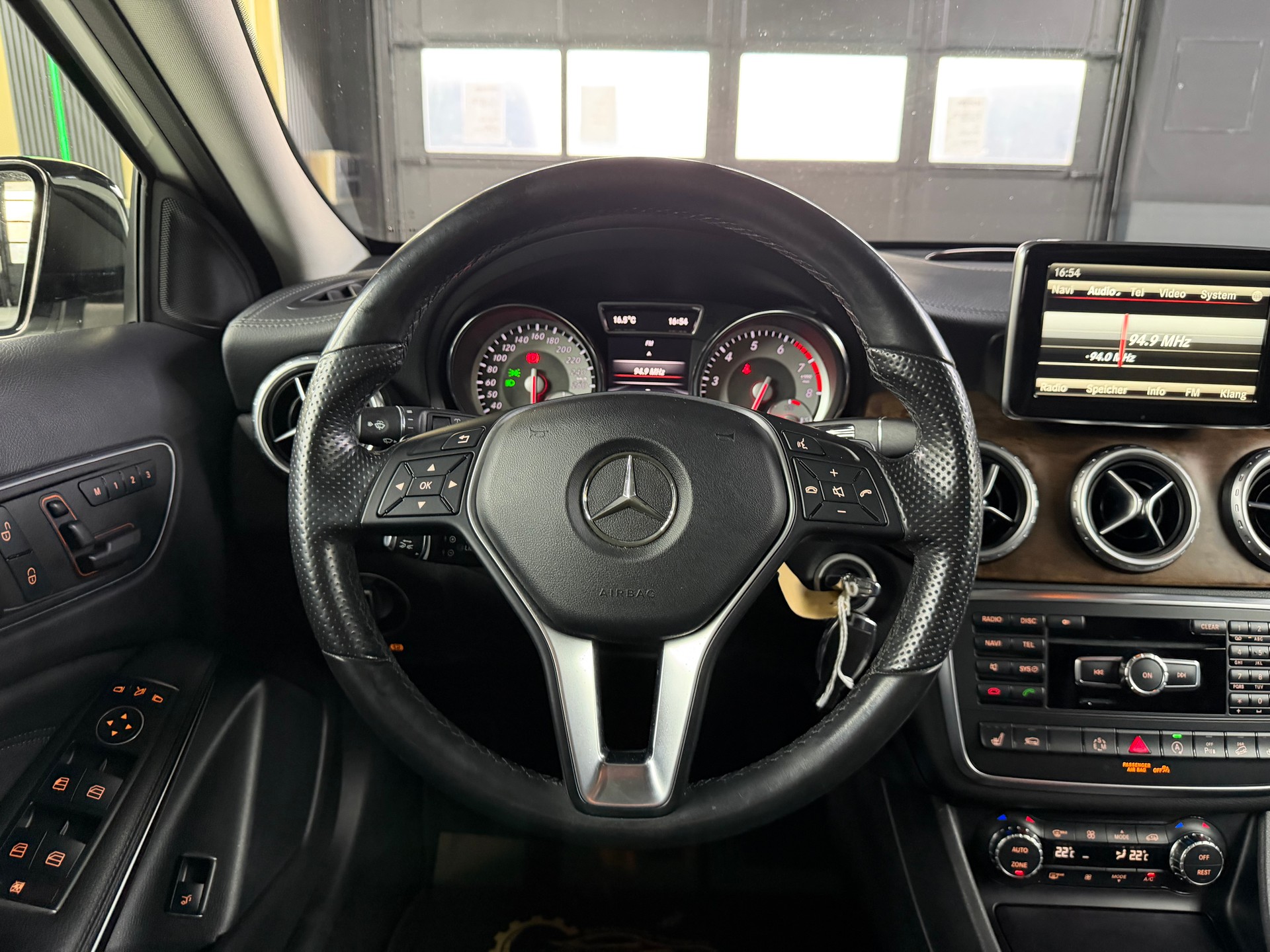 MERCEDES-BENZ GLA 250 Urban 4Matic 7G-DCT-image-13