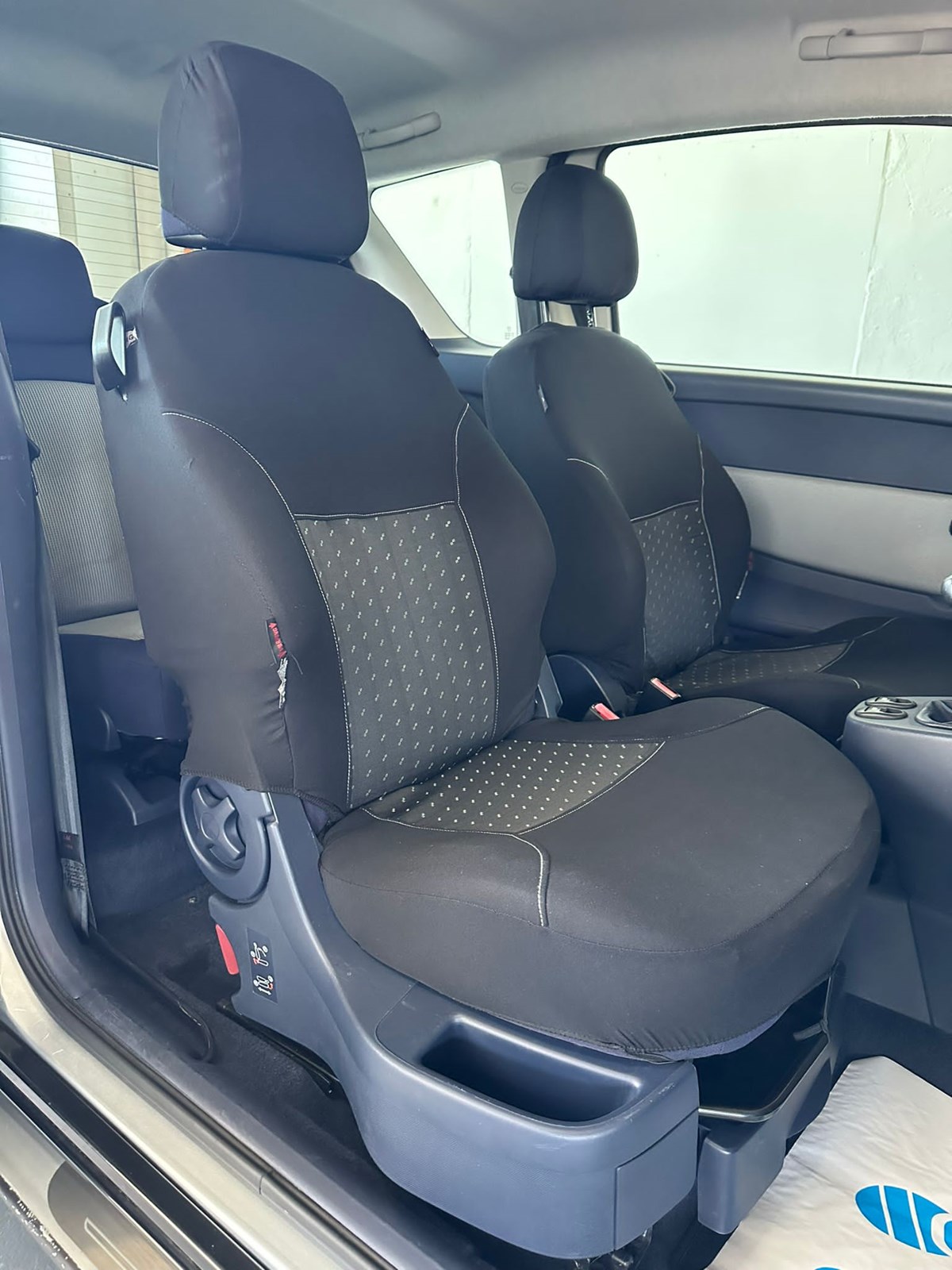PEUGEOT 1007 1.6 Edition-image-16