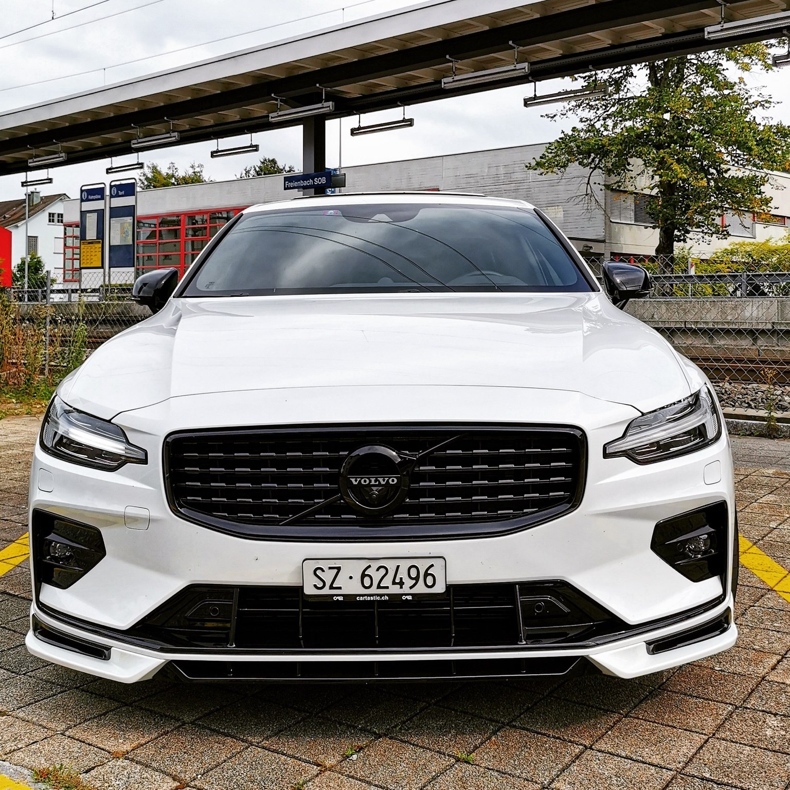 VOLVO S60 B5 AWD Benzin Mild Hybrid R-Design Geartronic-image-2