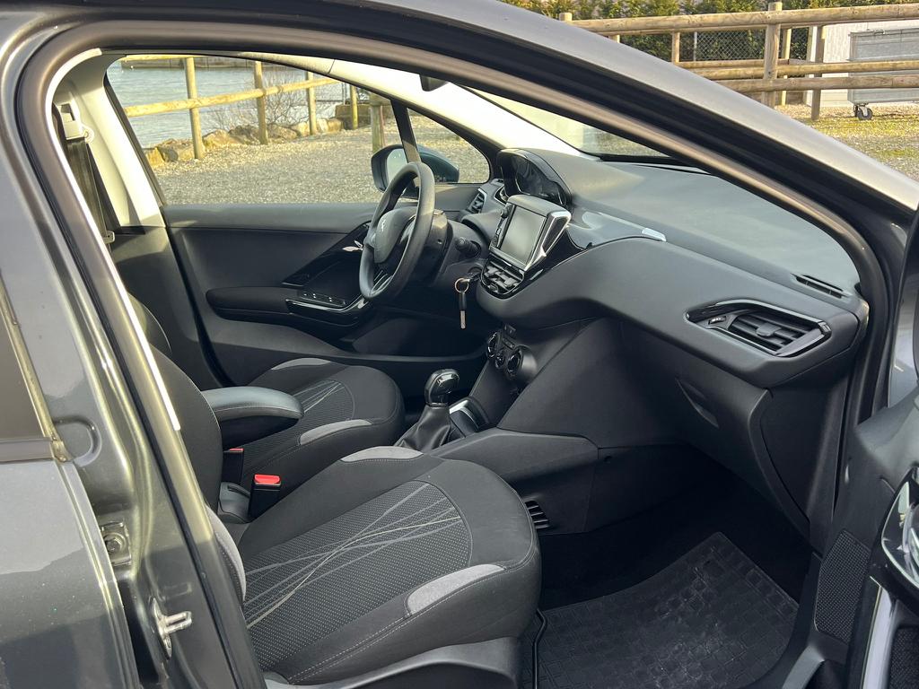 PEUGEOT 208 1.2 VTI Style-image-9