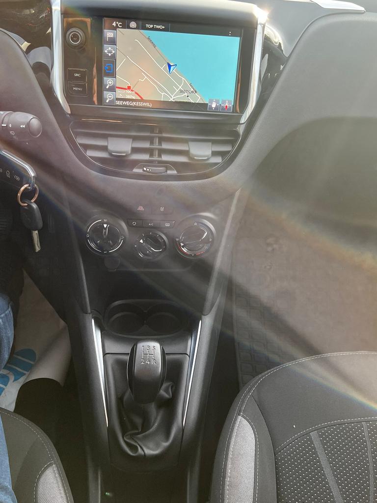 PEUGEOT 208 1.2 VTI Style-image-14