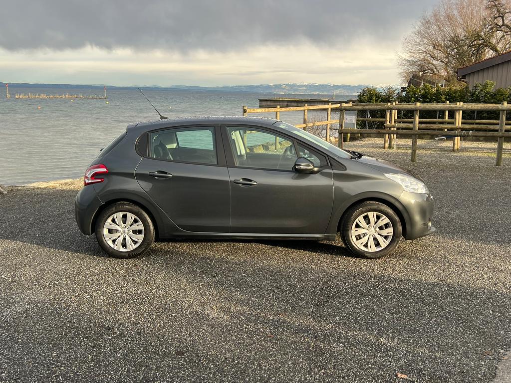 PEUGEOT 208 1.2 VTI Style-image-5