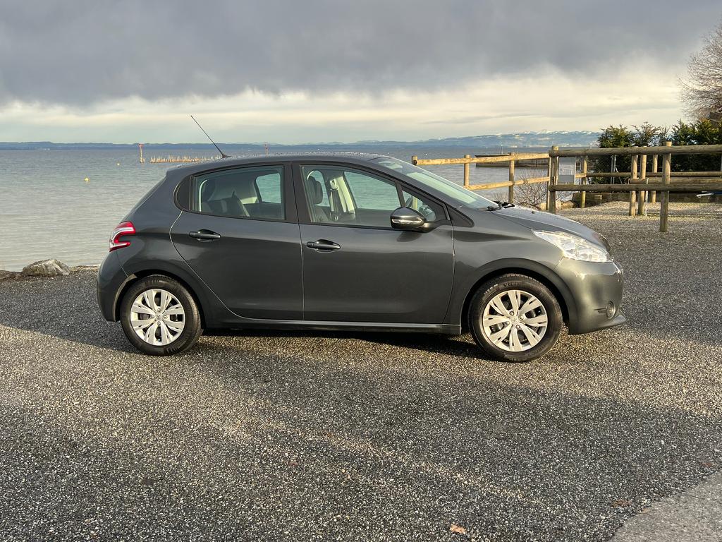 PEUGEOT 208 1.2 VTI Style-image-4