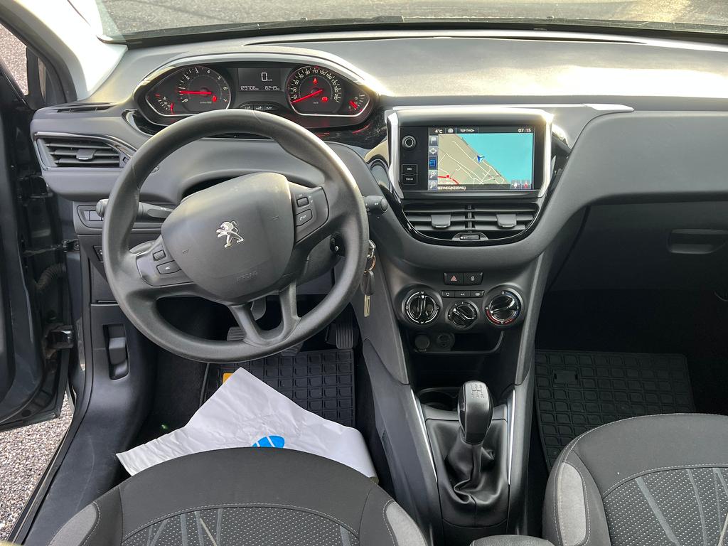 PEUGEOT 208 1.2 VTI Style-image-12
