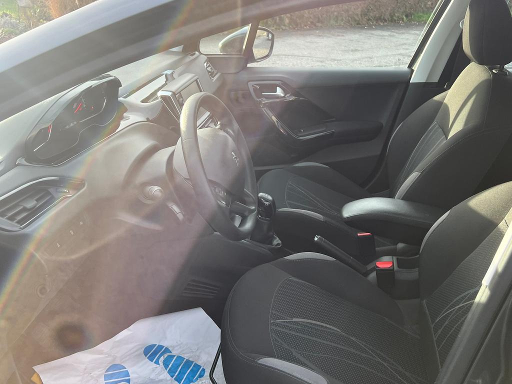 PEUGEOT 208 1.2 VTI Style-image-10