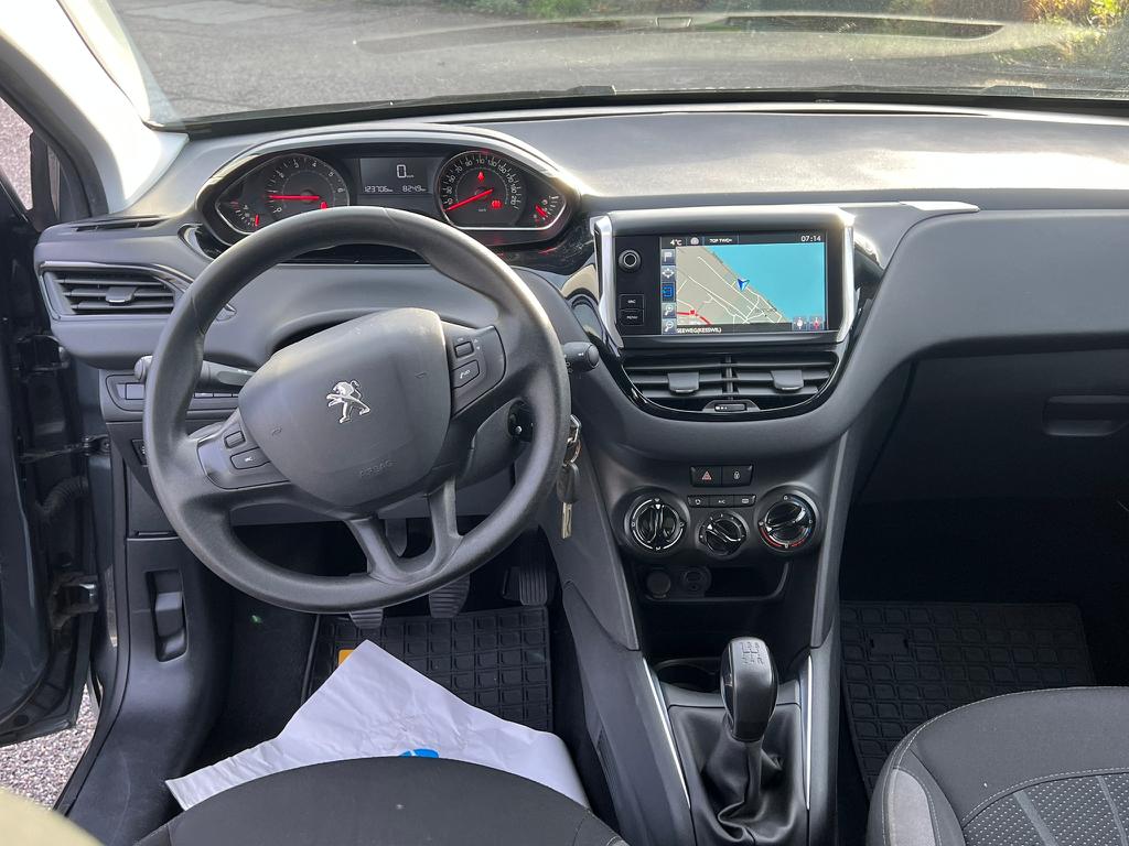 PEUGEOT 208 1.2 VTI Style-image-13