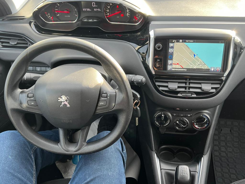 PEUGEOT 208 1.2 VTI Style-image-11
