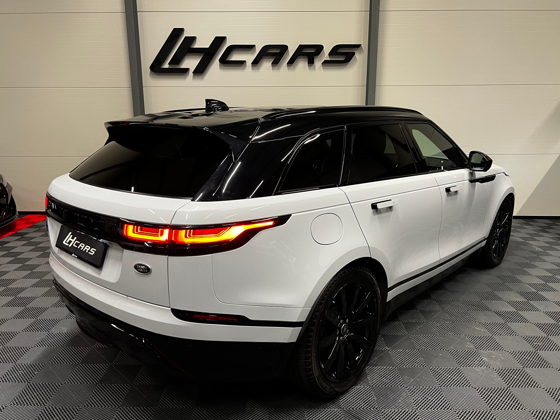 LAND ROVER Range Rover Velar 2.0 D 240 R-Dynamic SE-image-3