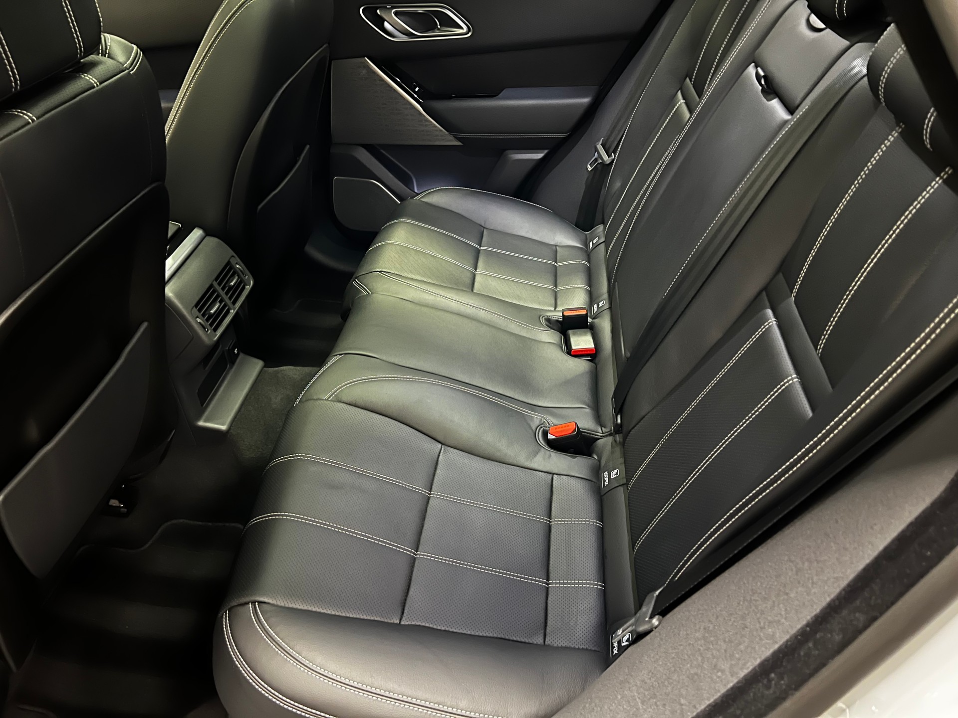 LAND ROVER Range Rover Velar 2.0 D 240 R-Dynamic SE-image-9