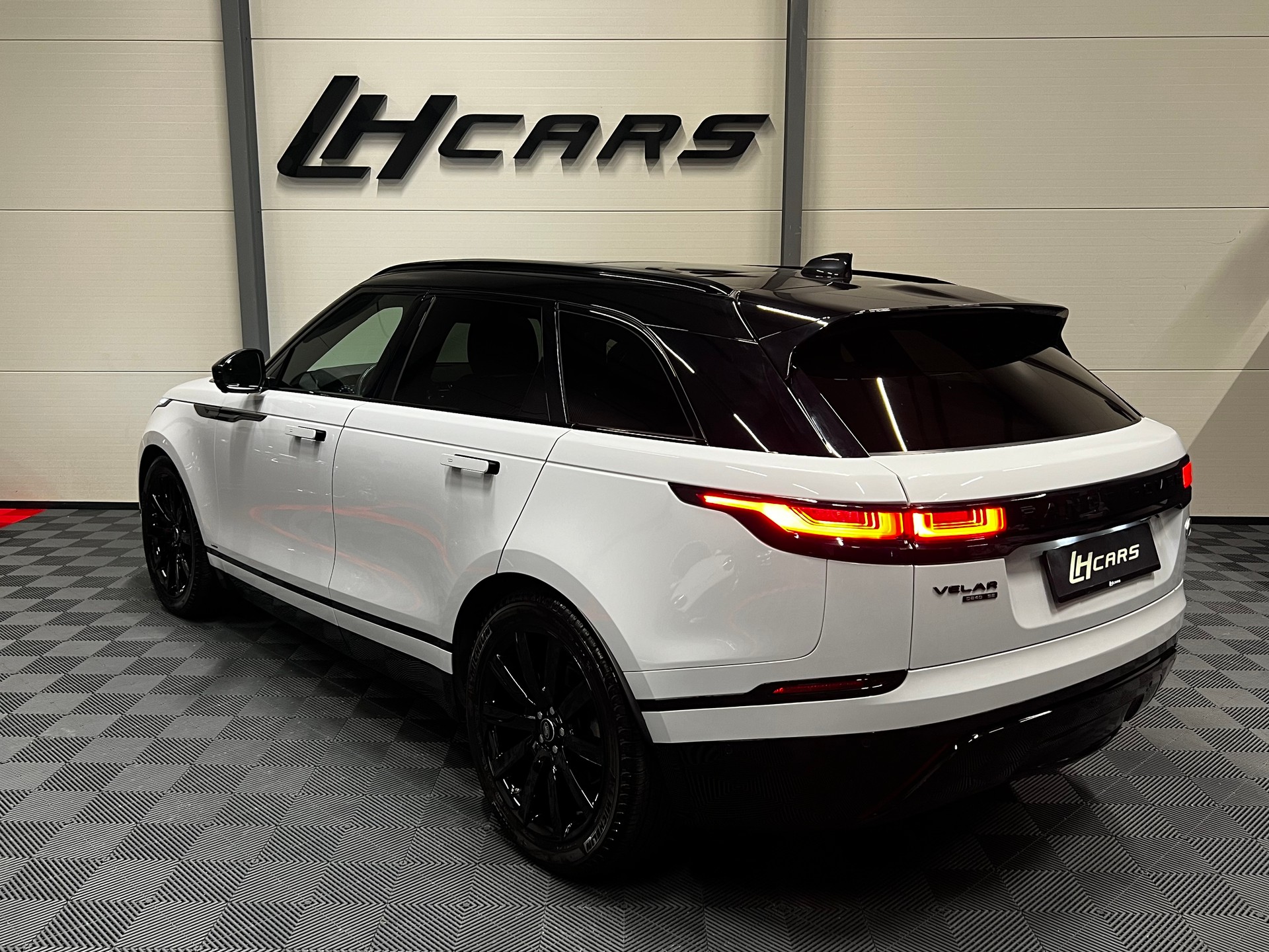 LAND ROVER Range Rover Velar 2.0 D 240 R-Dynamic SE-image-2