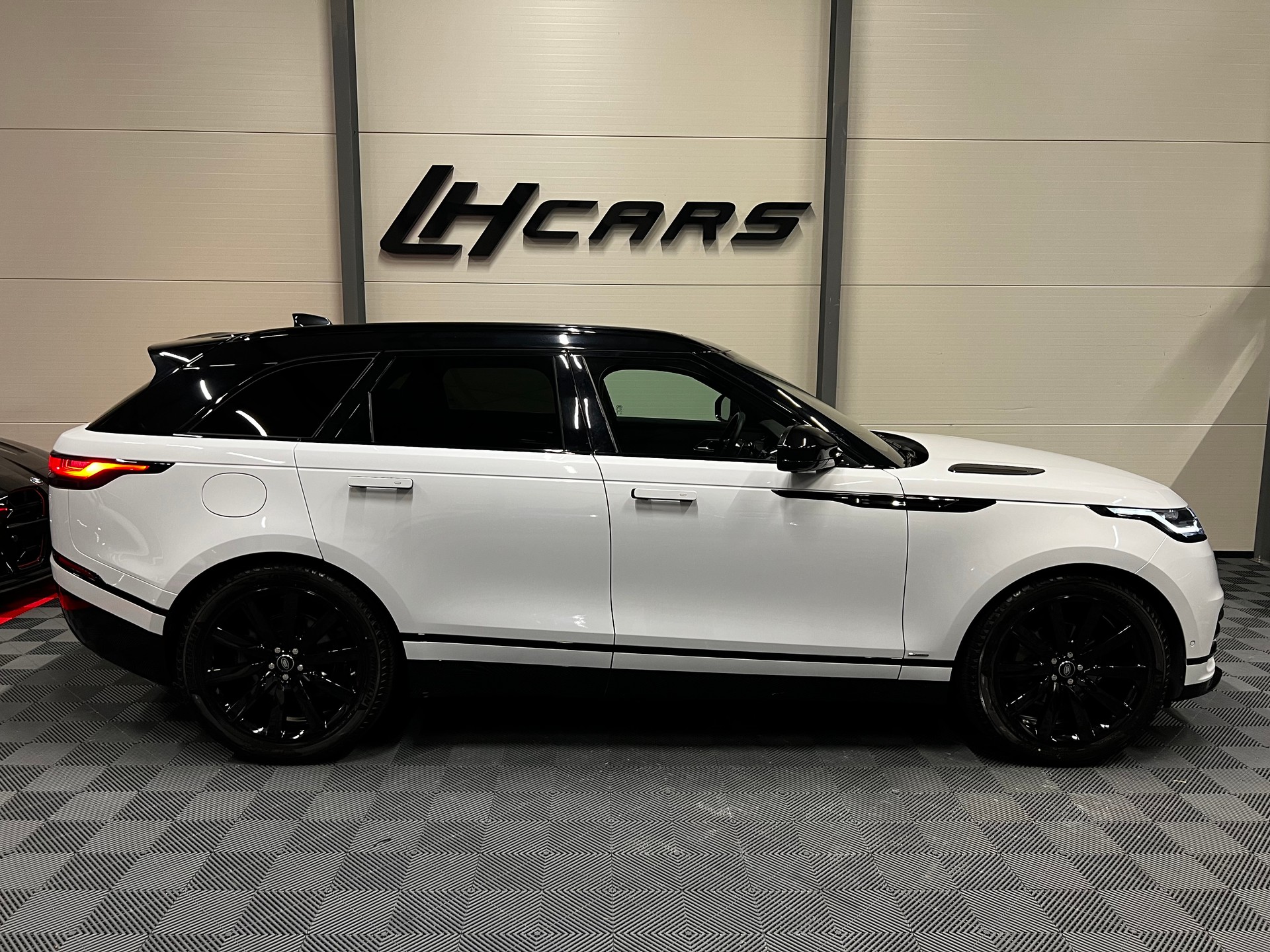 LAND ROVER Range Rover Velar 2.0 D 240 R-Dynamic SE-image-4