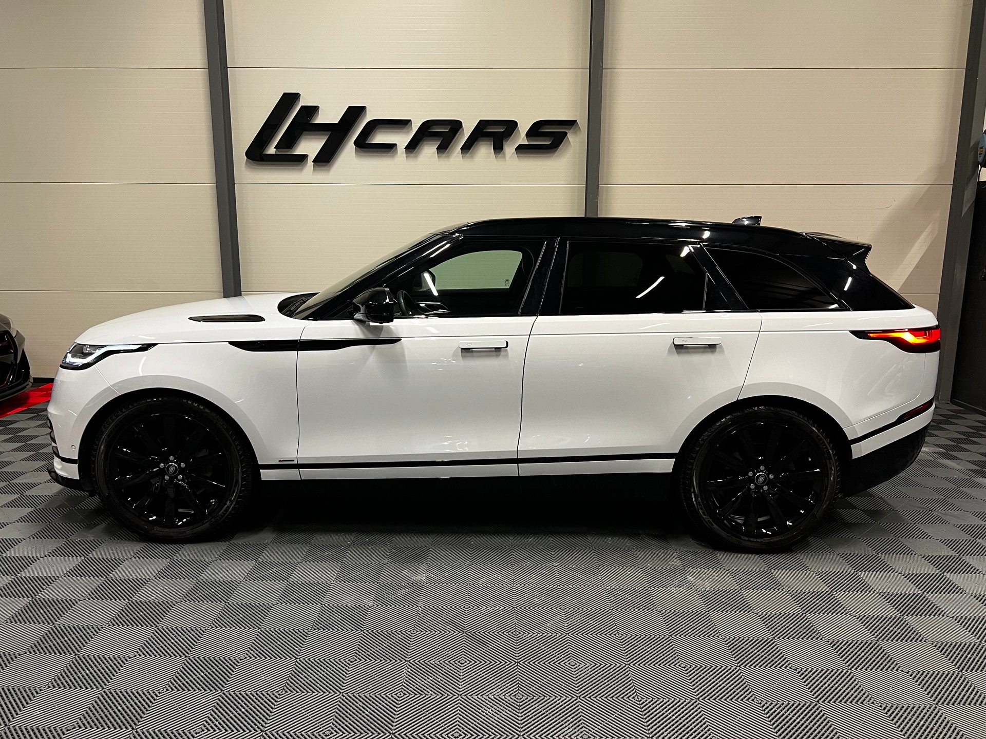 LAND ROVER Range Rover Velar 2.0 D 240 R-Dynamic SE-image-1