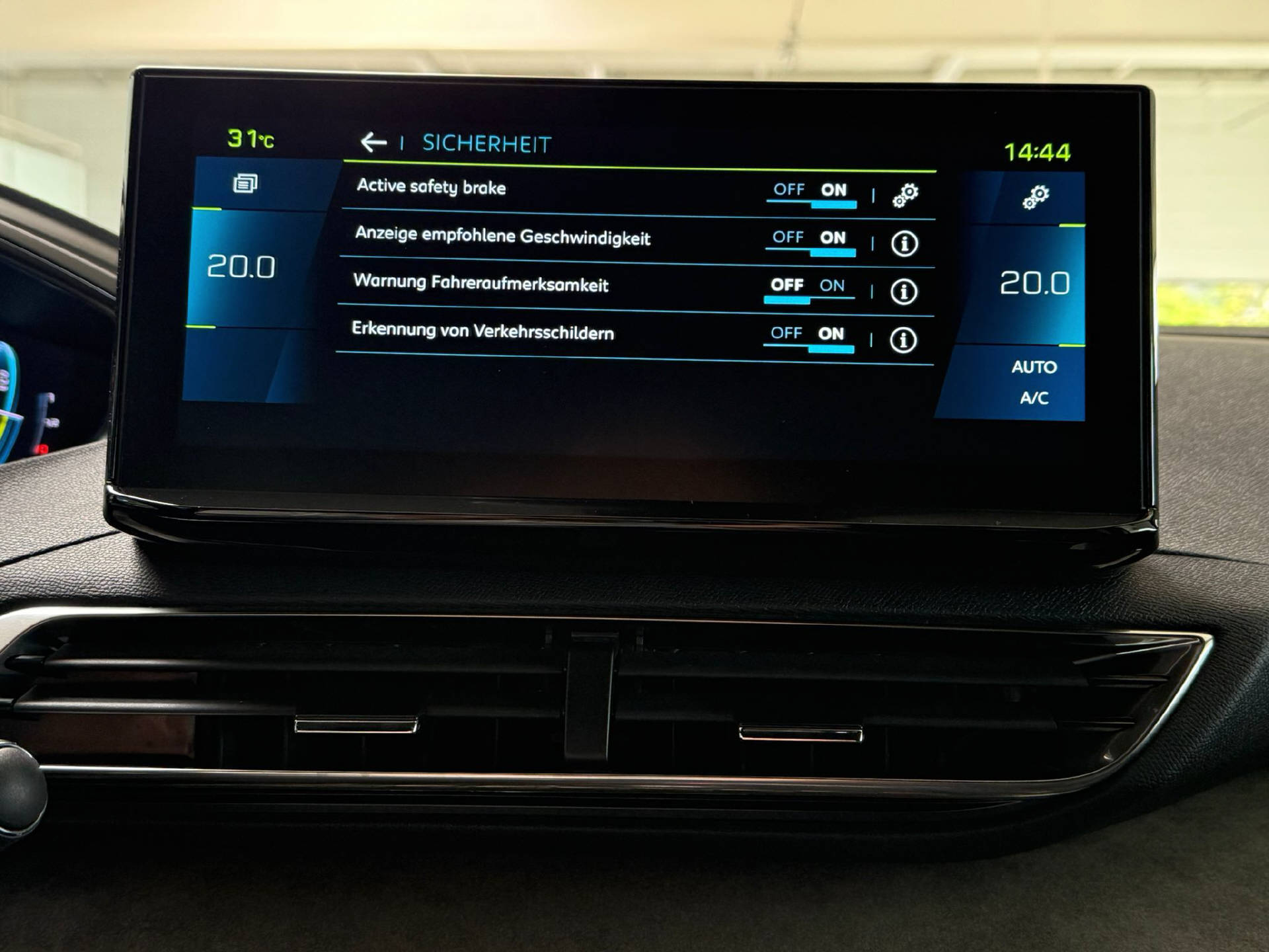 PEUGEOT 3008 1.6 Plug-in Hybrid GT-image-14