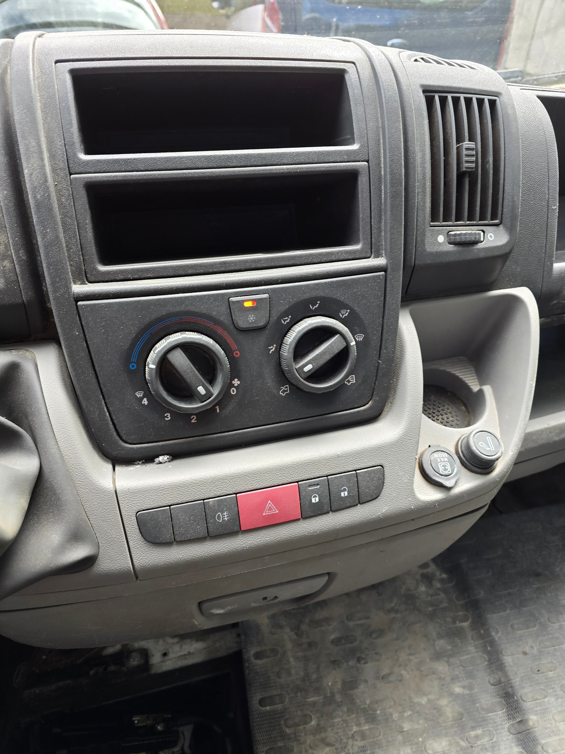 PEUGEOT Boxer 2.2 HDI 335 L2-image-8