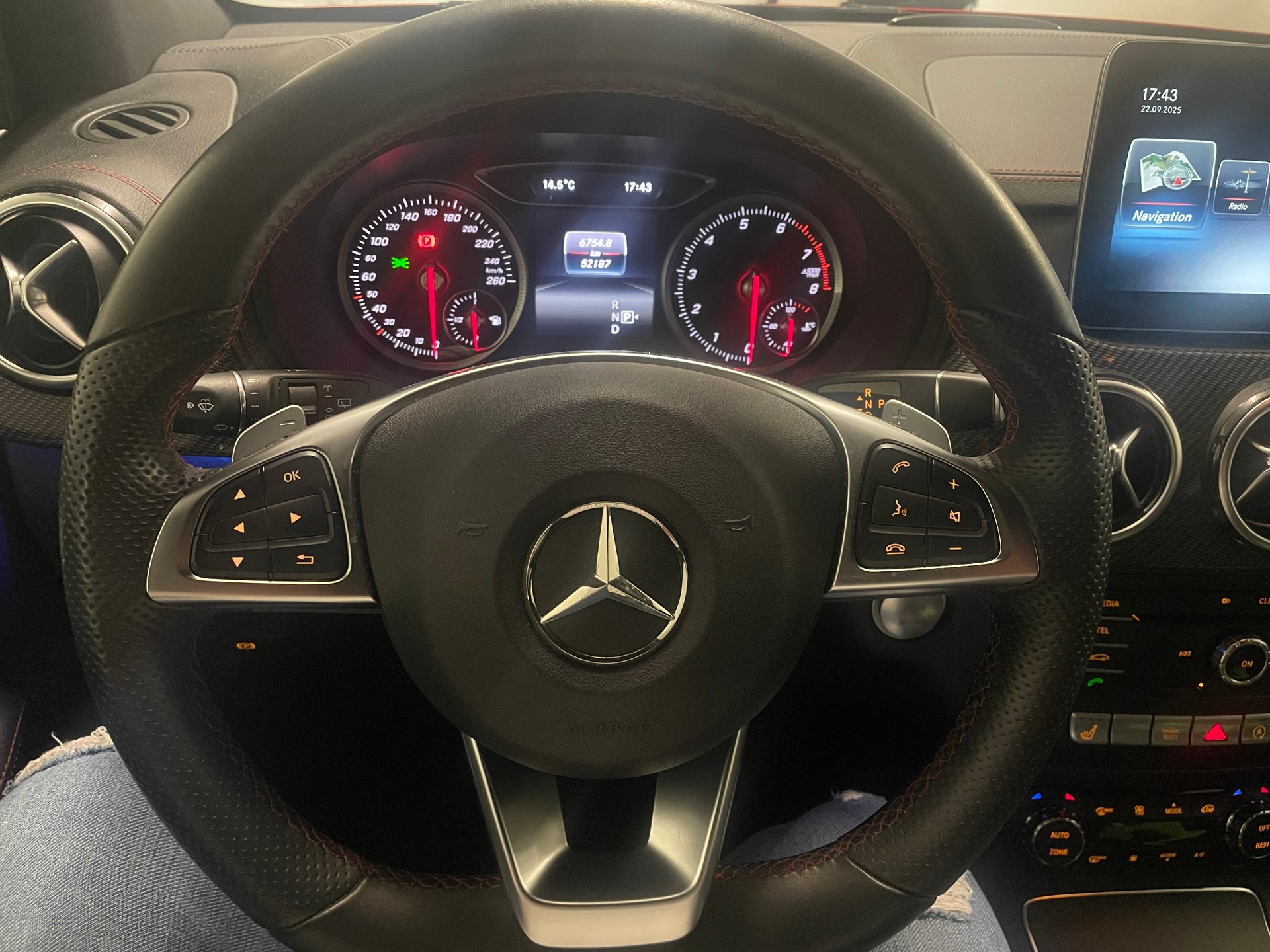 MERCEDES-BENZ B 220 AMG Line 4Matic 7G-DCT-image-1