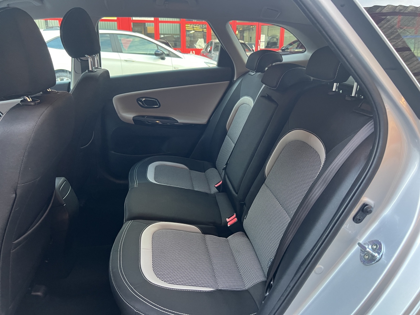 KIA Cee'd Sportswagon 1.6 GDi Trend DCT-image-23