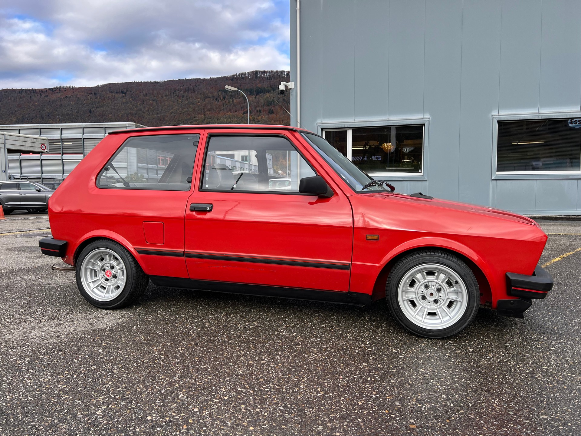 ZASTAVA "YUGO 45" MIT DEUTSCHEN PAPIERE. 13.20 A PAPIERE. SPORT ALU FELGEN. LÄUFT PERFEKT. 40 PS. BENZIN. "BLICKFANG" !!! 8`900.--image-1