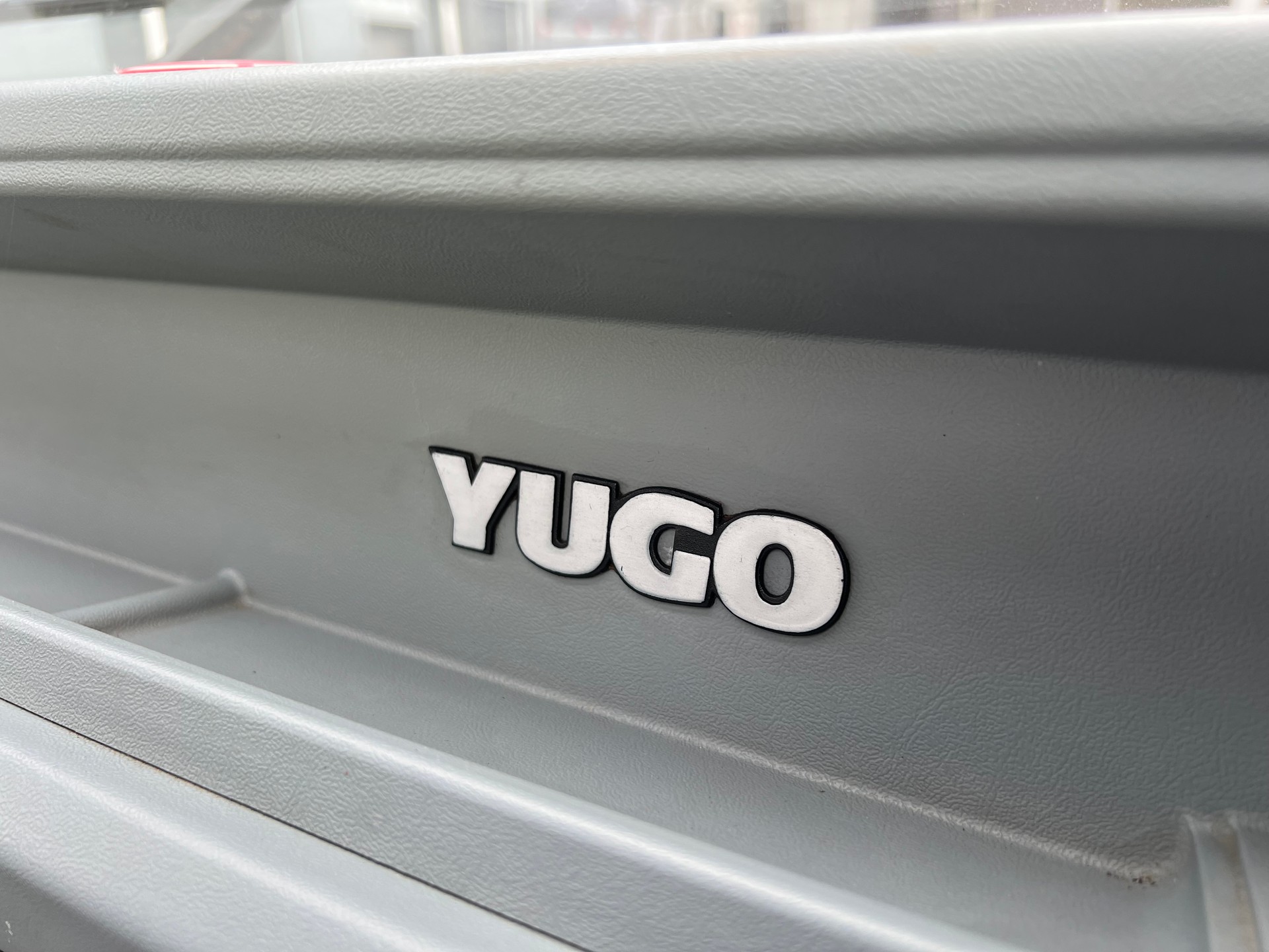 ZASTAVA "YUGO 45" MIT DEUTSCHEN PAPIERE. 13.20 A PAPIERE. SPORT ALU FELGEN. LÄUFT PERFEKT. 40 PS. BENZIN. "BLICKFANG" !!! 8`900.--image-0