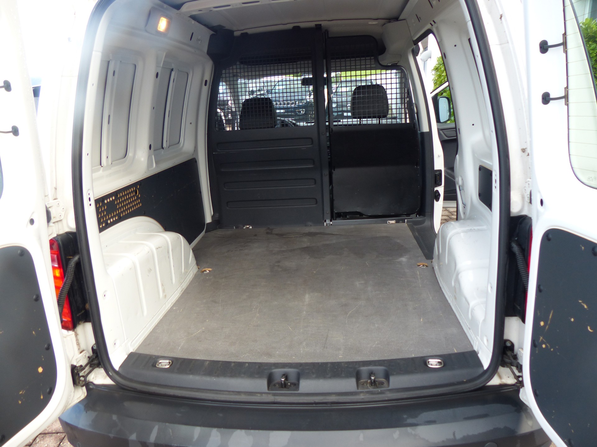 VW Caddy 2.0TDI BlueMotion Technology DSG-image-11