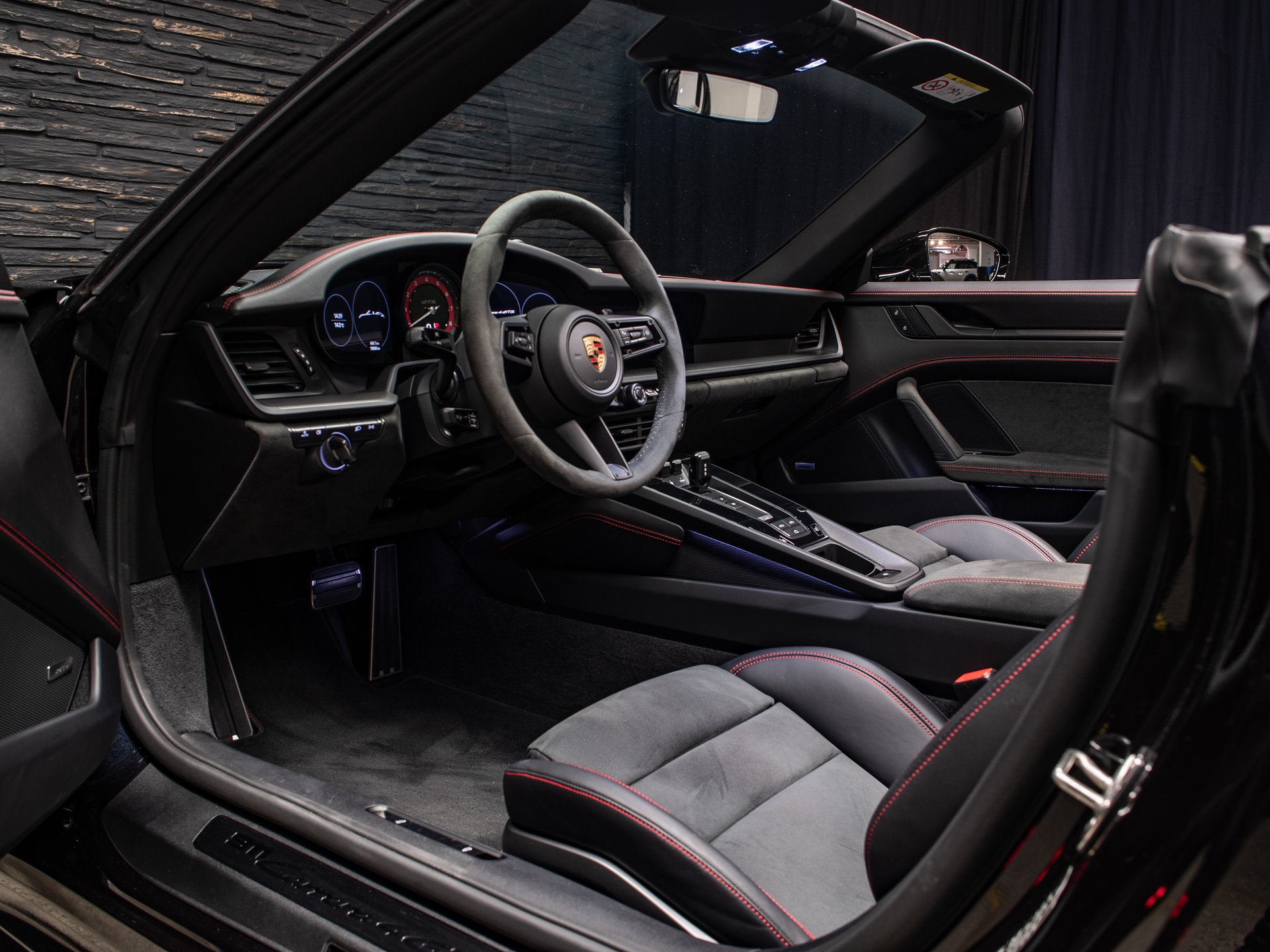 PORSCHE 911 Carrera 4 GTS Cabriolet PDK-image-27