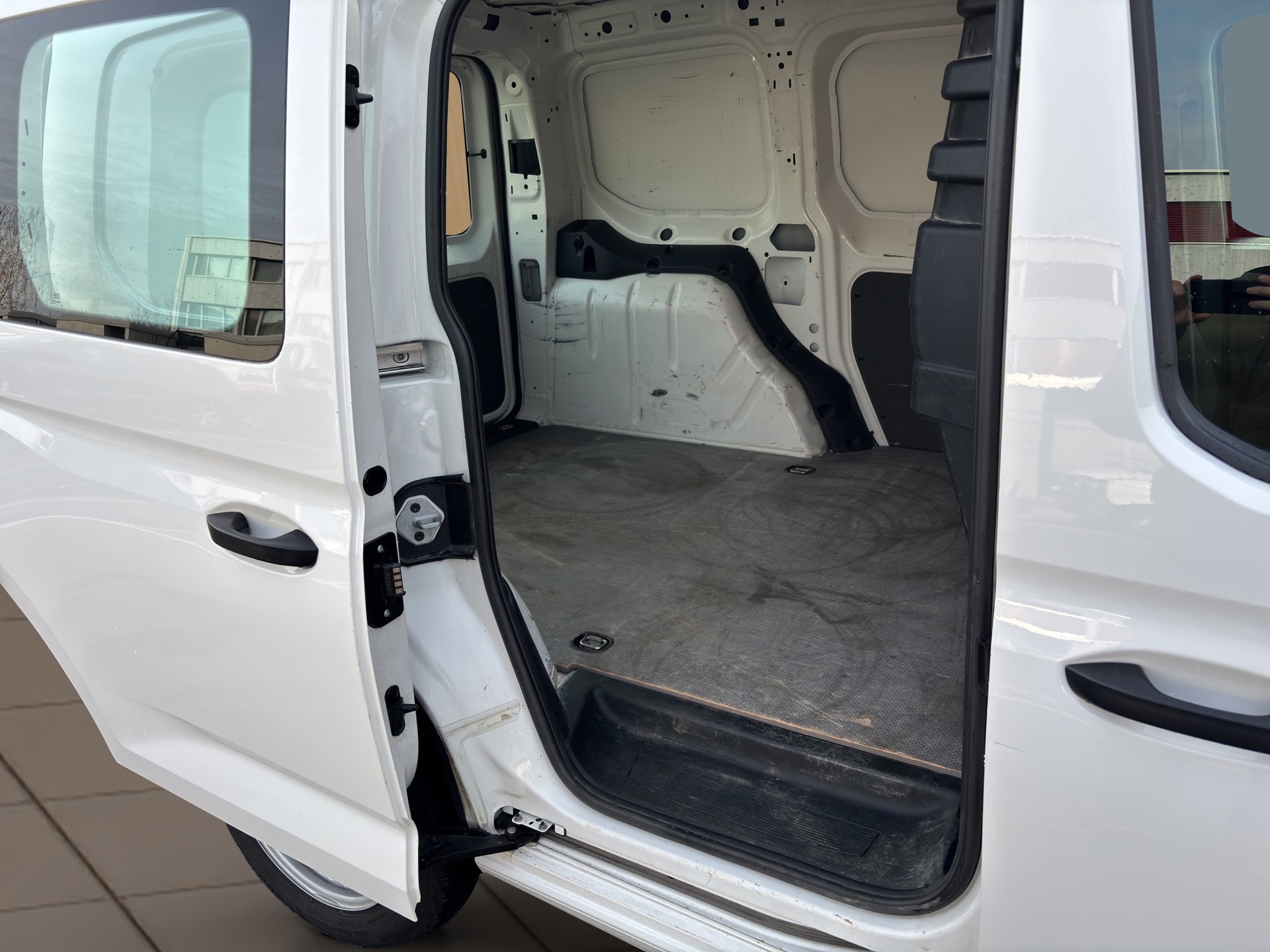 VW Caddy Cargo 2.0TDI-image-8