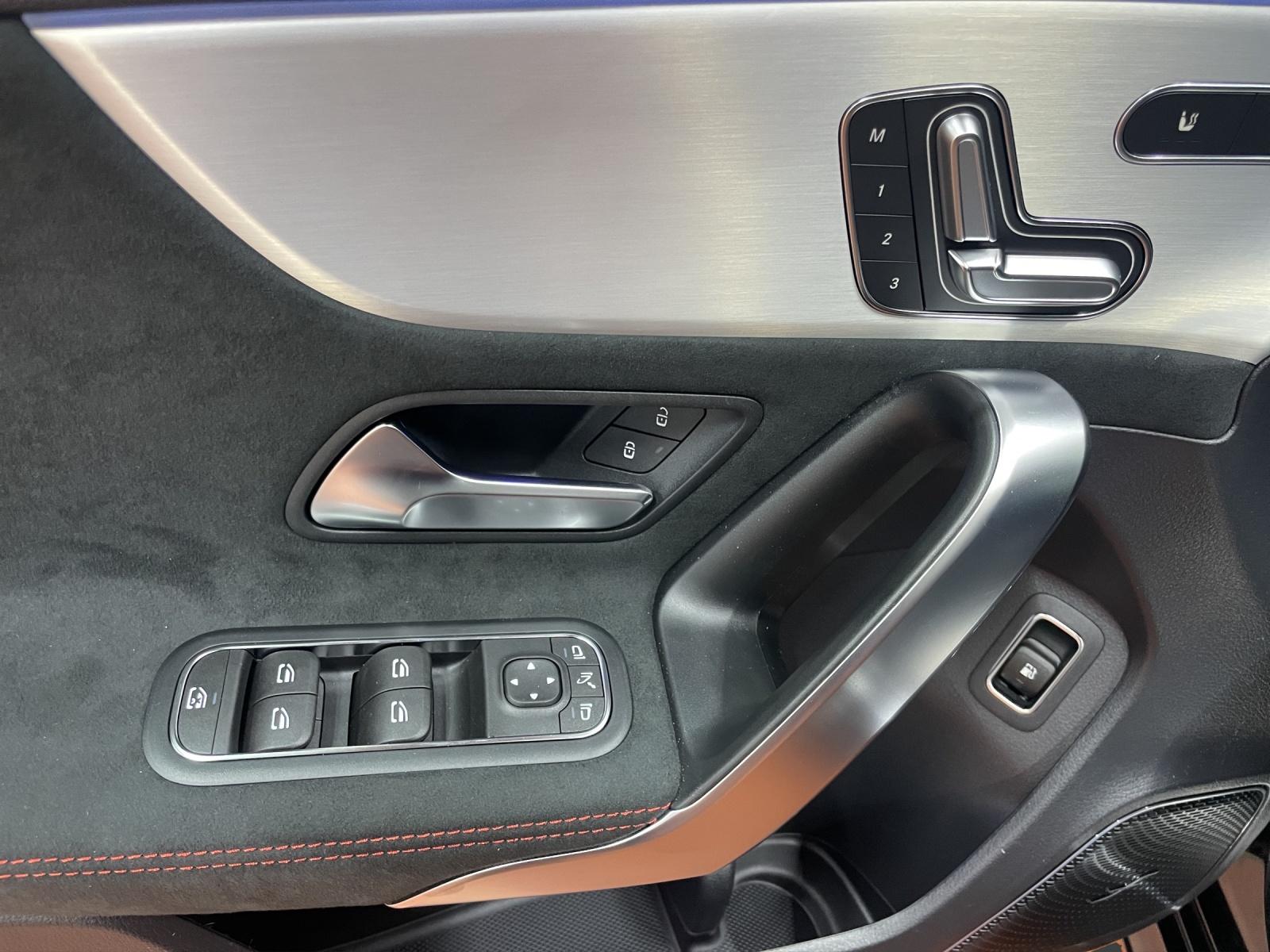 MERCEDES-BENZ A 250 e EQ Star AMG Line-image-6
