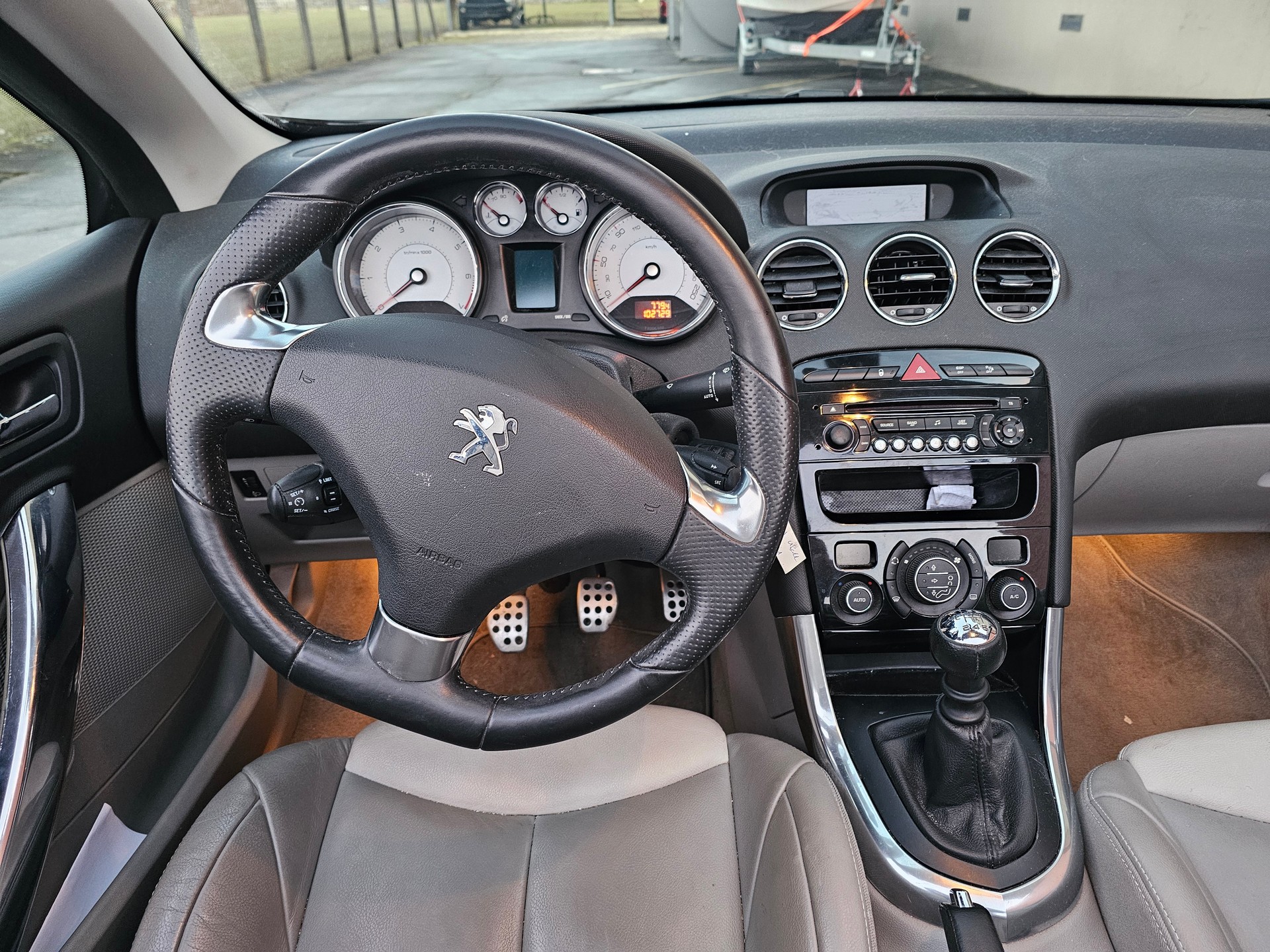PEUGEOT 308 CC 1.6 16V Turbo Allure-image-12
