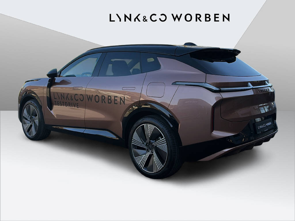 LYNK & CO 08-showroom-element-2